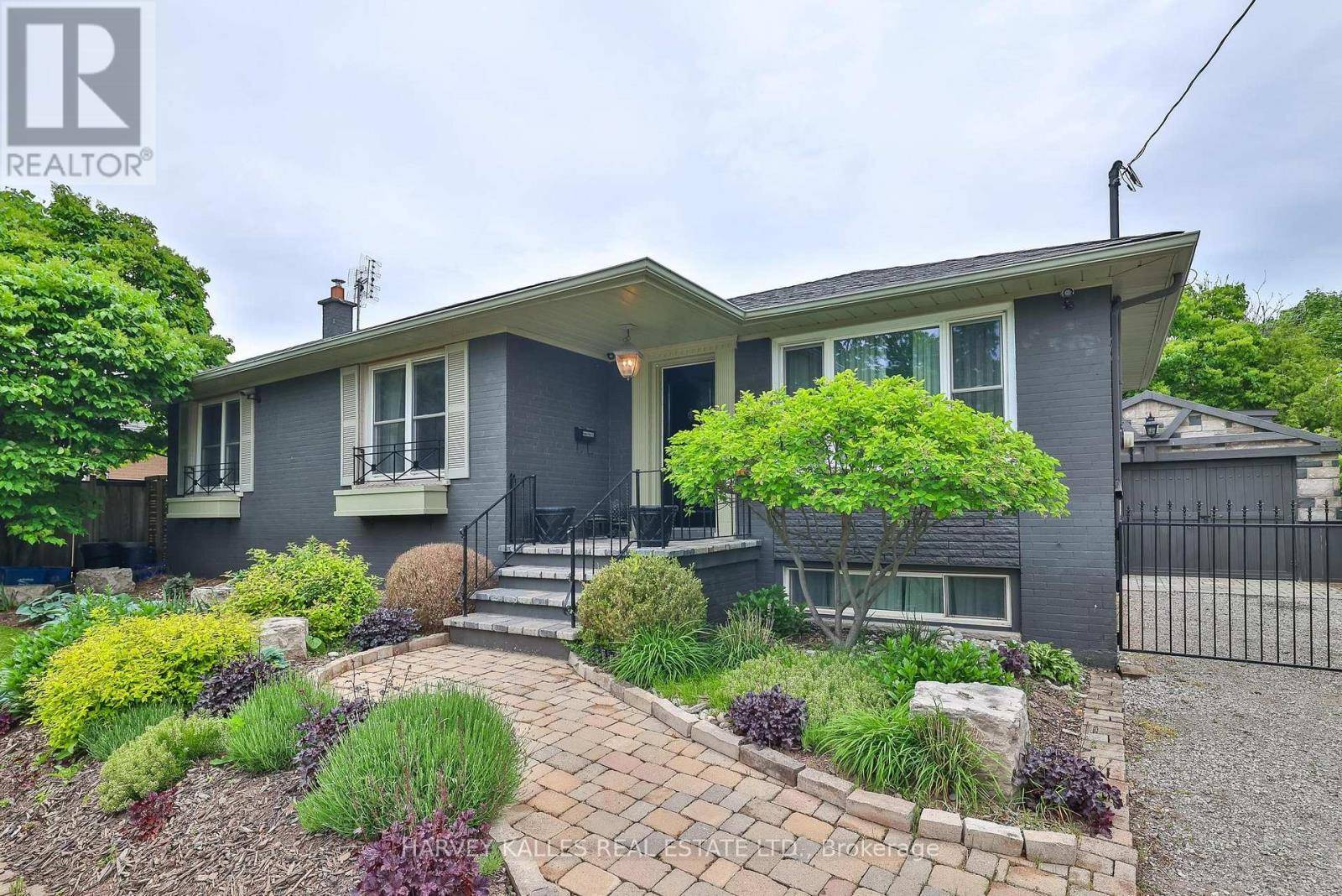 Oakville (wo West), ON L6L3Y3,437 SEATON DRIVE