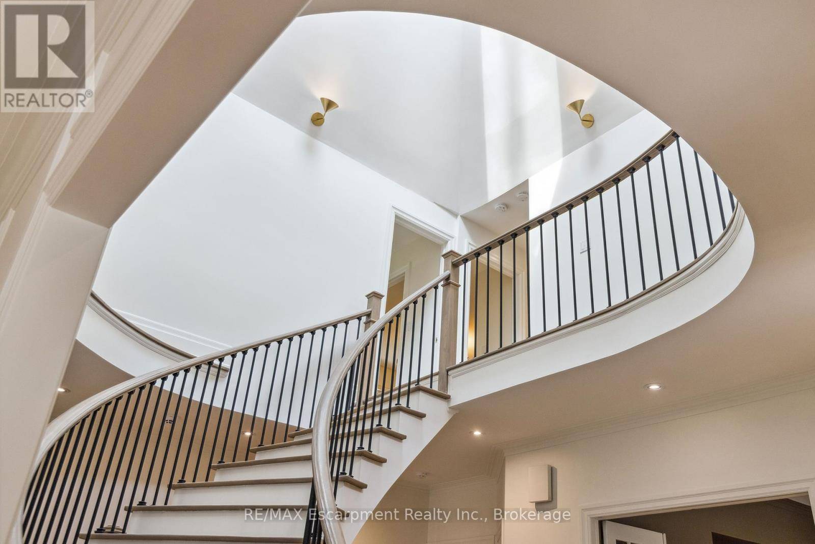 Oakville (mo Morrison), ON L6J4C8,212 POPLAR DRIVE