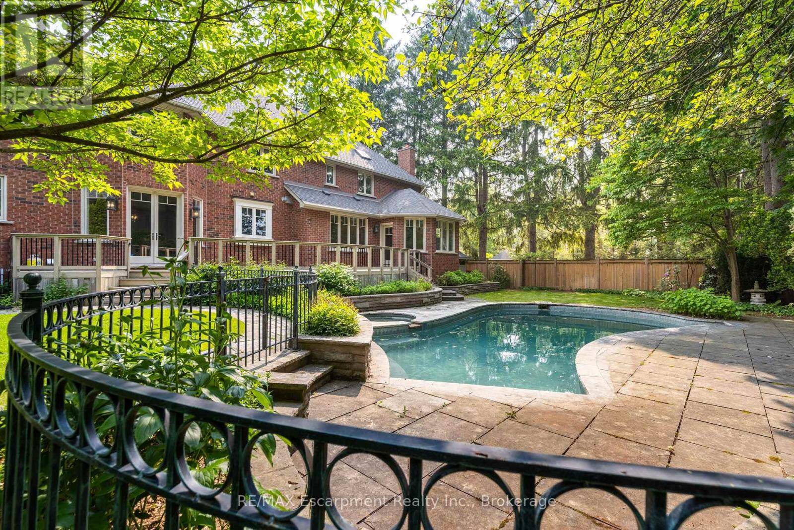 Oakville (mo Morrison), ON L6J4C8,212 POPLAR DRIVE