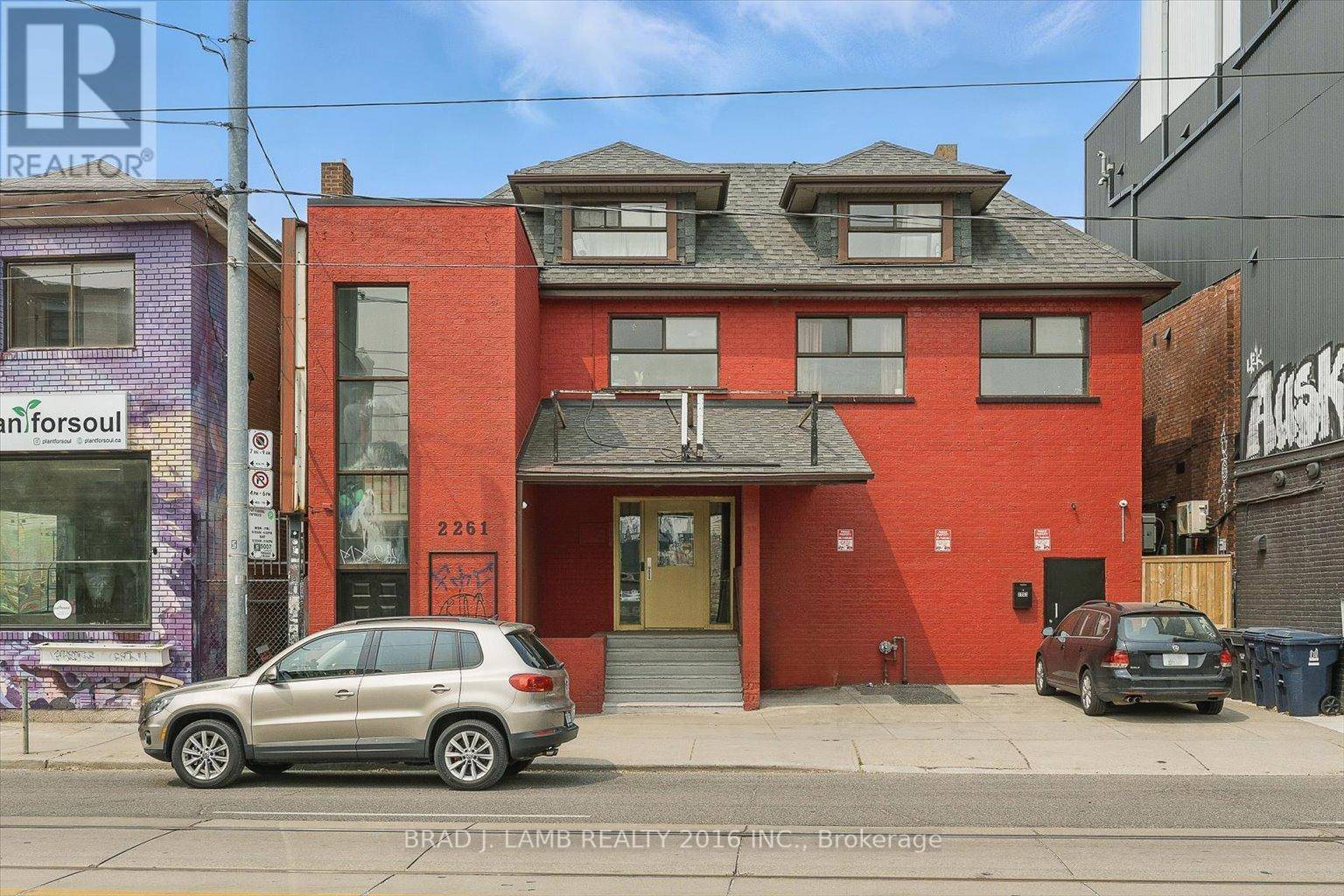 Toronto (roncesvalles), ON M6R1X6,2261 DUNDAS STREET W