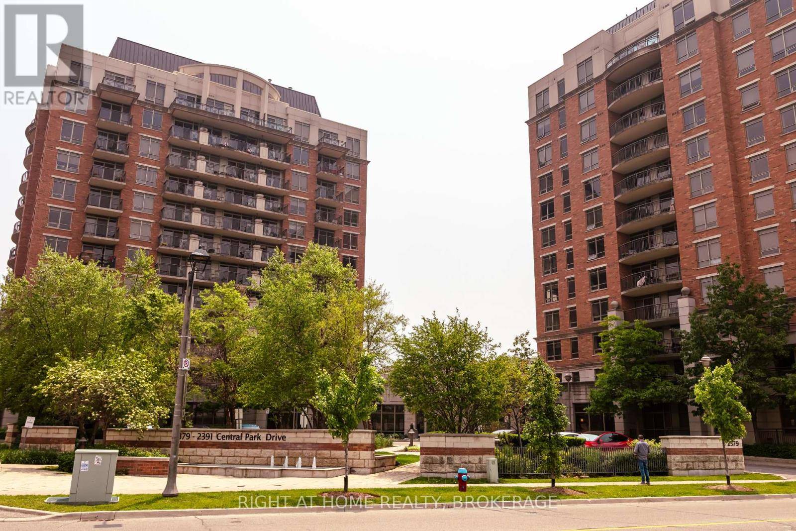 Oakville (ro River Oaks), ON L6H0E3,2391 Central Park DR #809