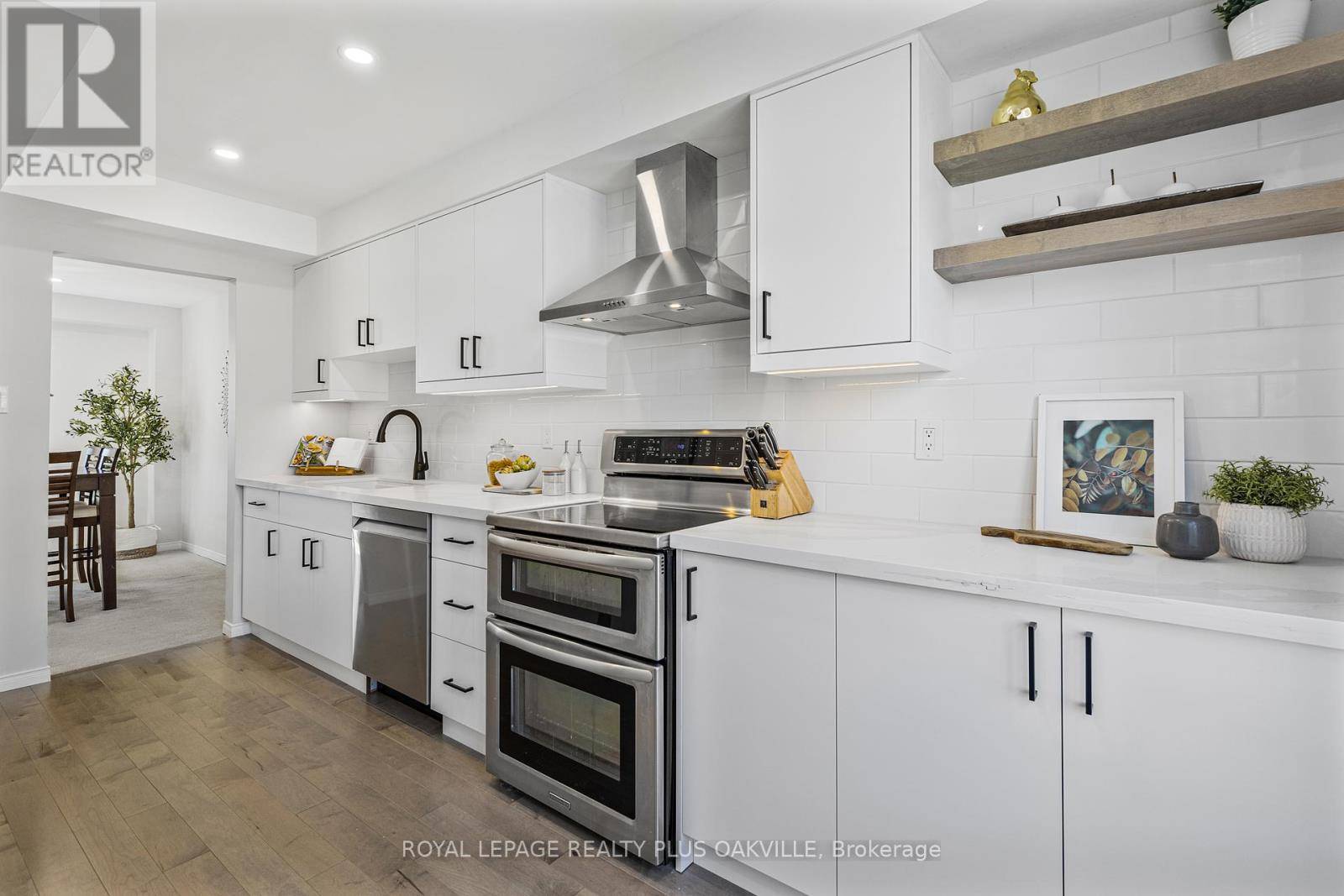 Oakville (ro River Oaks), ON L6H5L8,2272 Mowat AVE #34