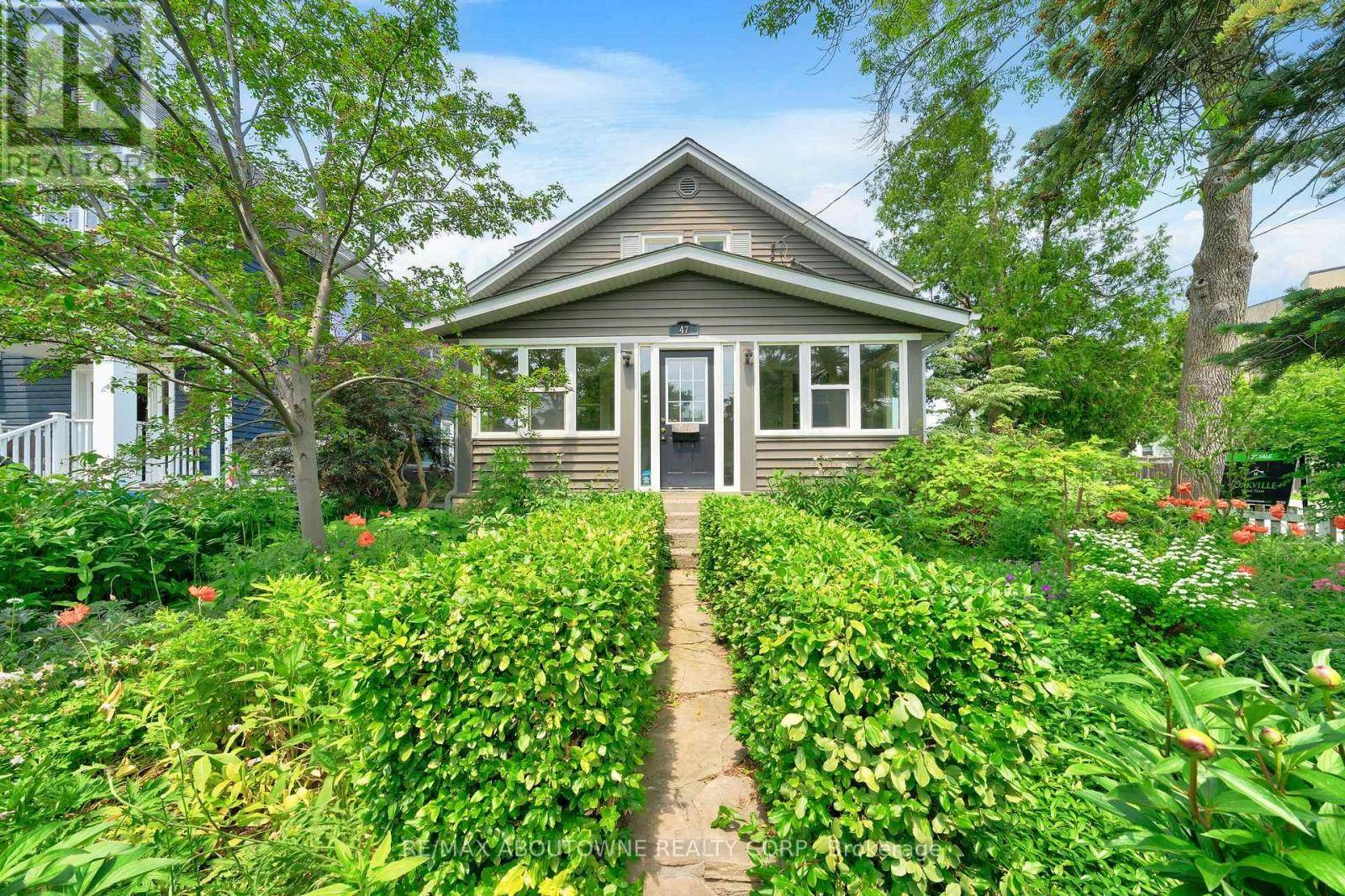 Oakville (co Central), ON L6K1X6,47 STEWART STREET