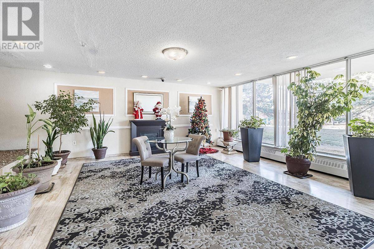 Toronto (black Creek), ON M3N2P3,335 Driftwood AVE #405