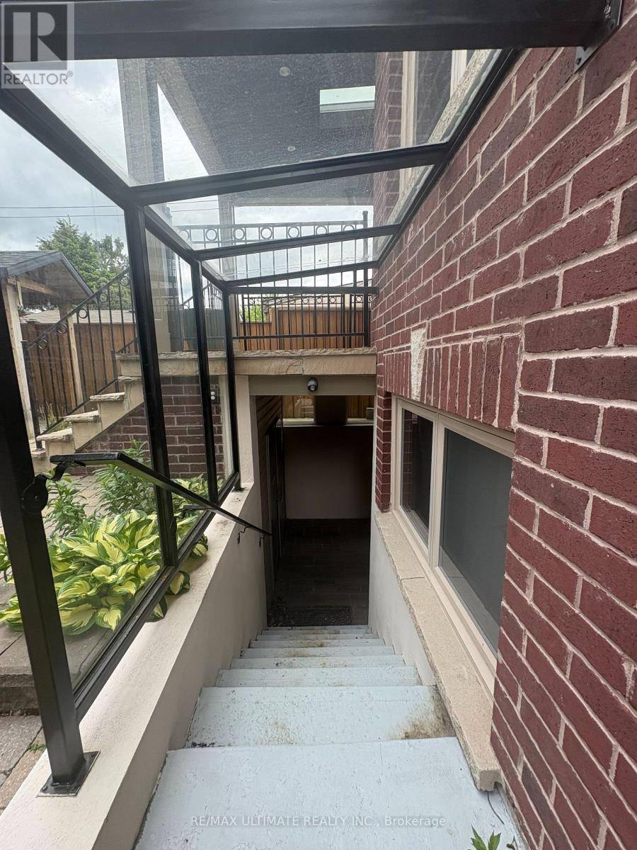 Toronto (yorkdale-glen Park), ON M6B2K4,1166 Glengrove AVE West #2 Lower