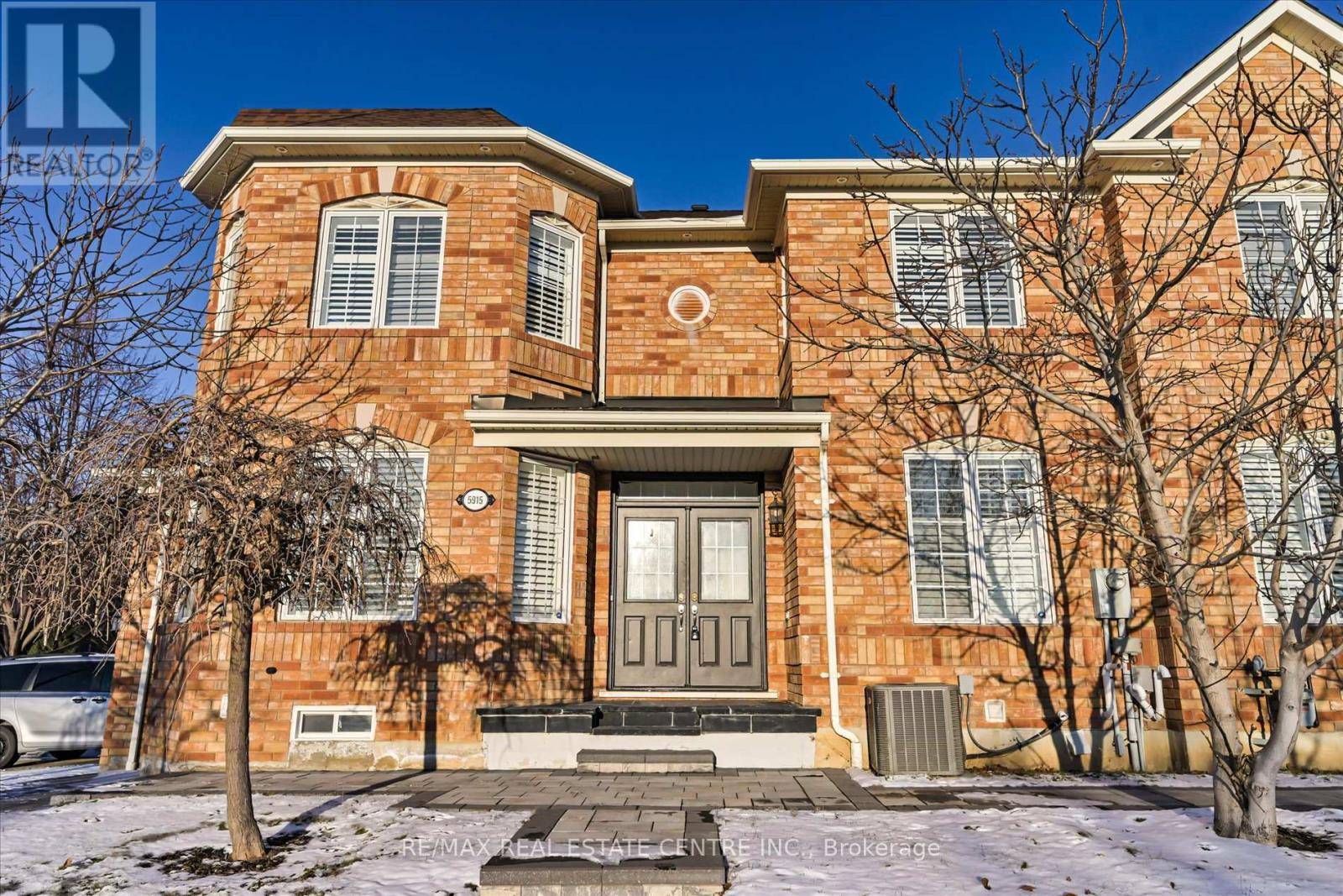 Mississauga (east Credit), ON L5V2Z2,5915 WHITEHORN AVENUE