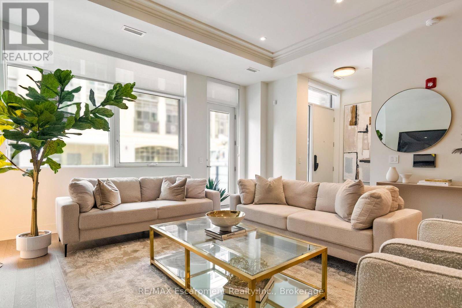 Oakville (co Central), ON L6K2W6,123 Maurice DR #216