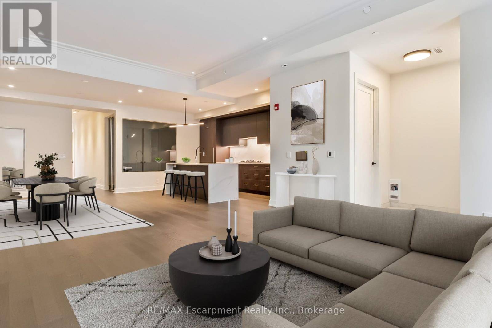 Oakville (co Central), ON L6K2W6,123 Maurice DR #104