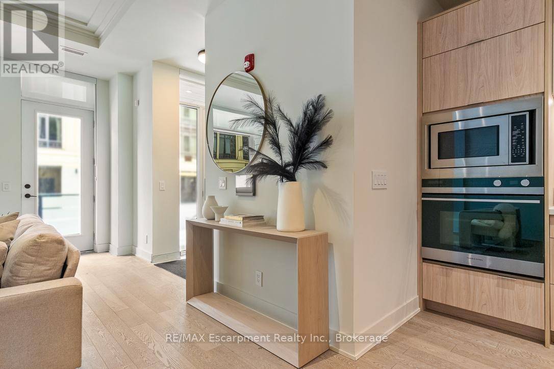 Oakville (co Central), ON L6K2W6,123 Maurice DR #105