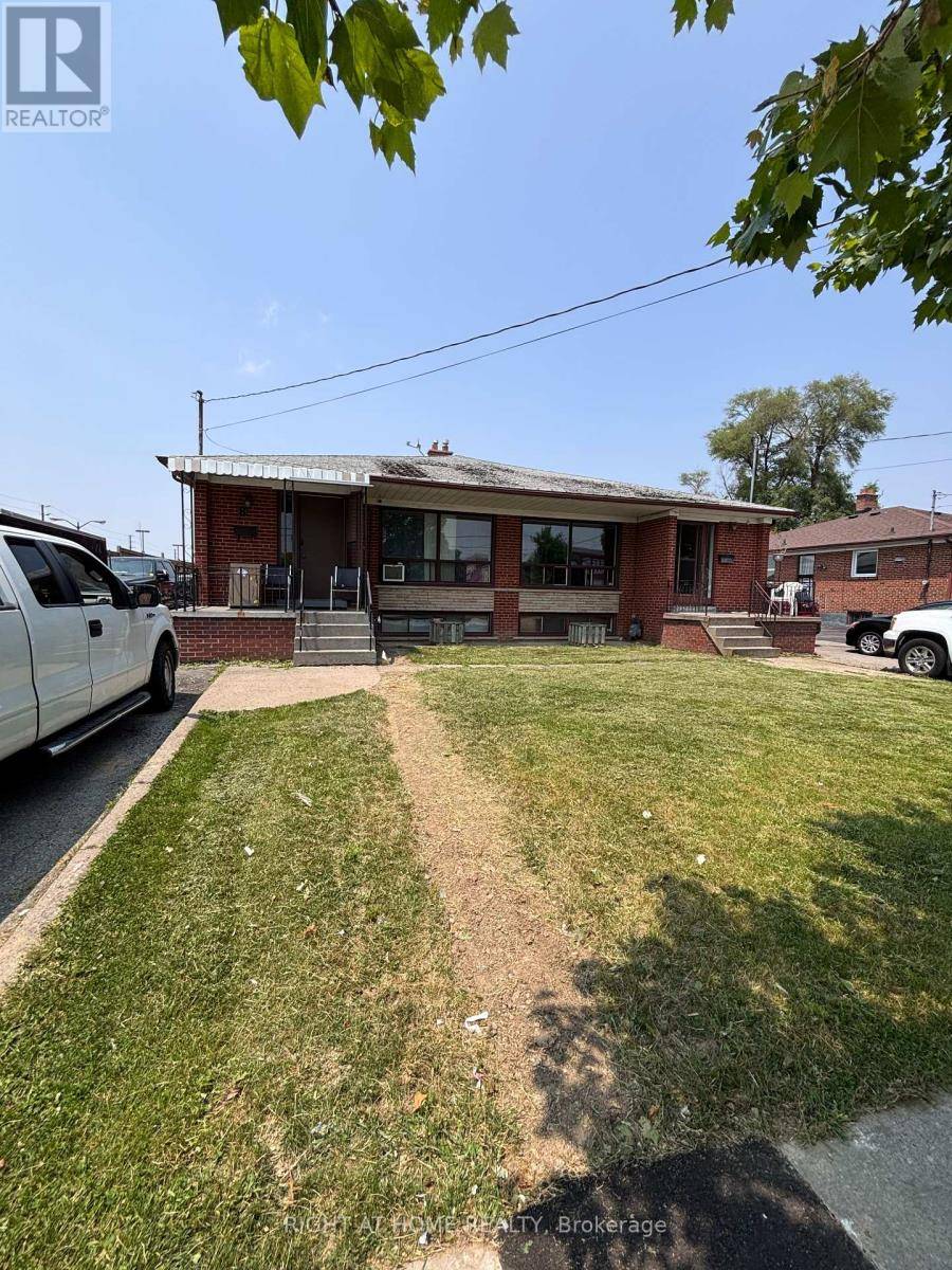 Toronto (thistletown-beaumonde Heights), ON M9V1H8,8-10 THISTLE DOWN BOULEVARD