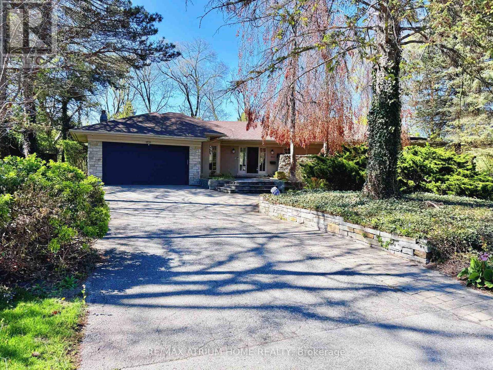 Oakville (mo Morrison), ON L6J4R3,223 TRELAWN AVENUE
