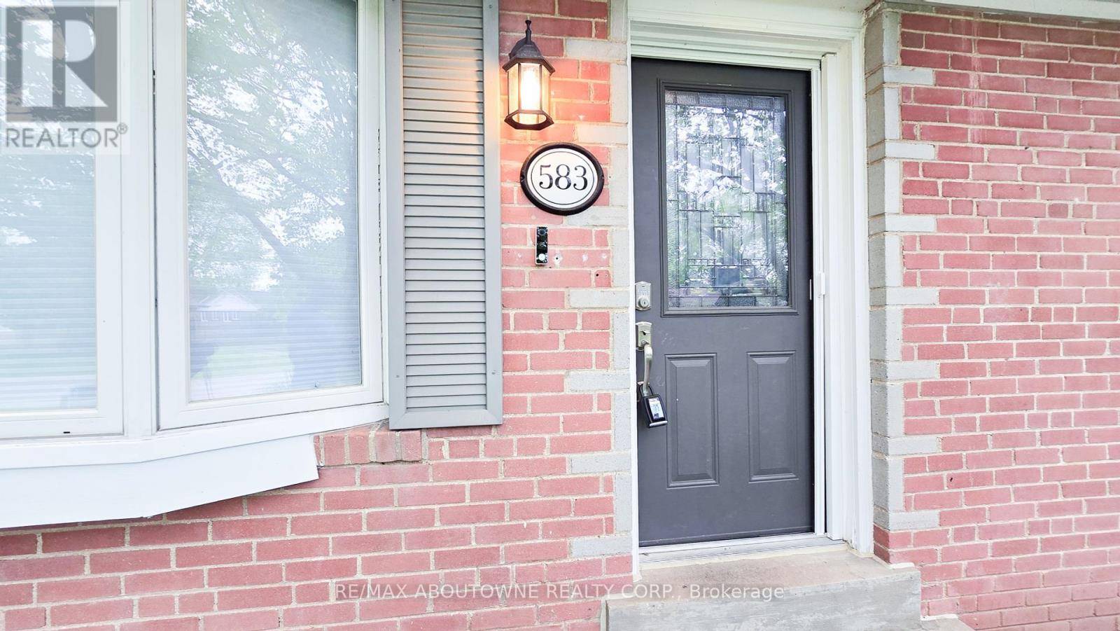 Oakville (wo West), ON L6L4V9,583 TAPLOW CRESCENT