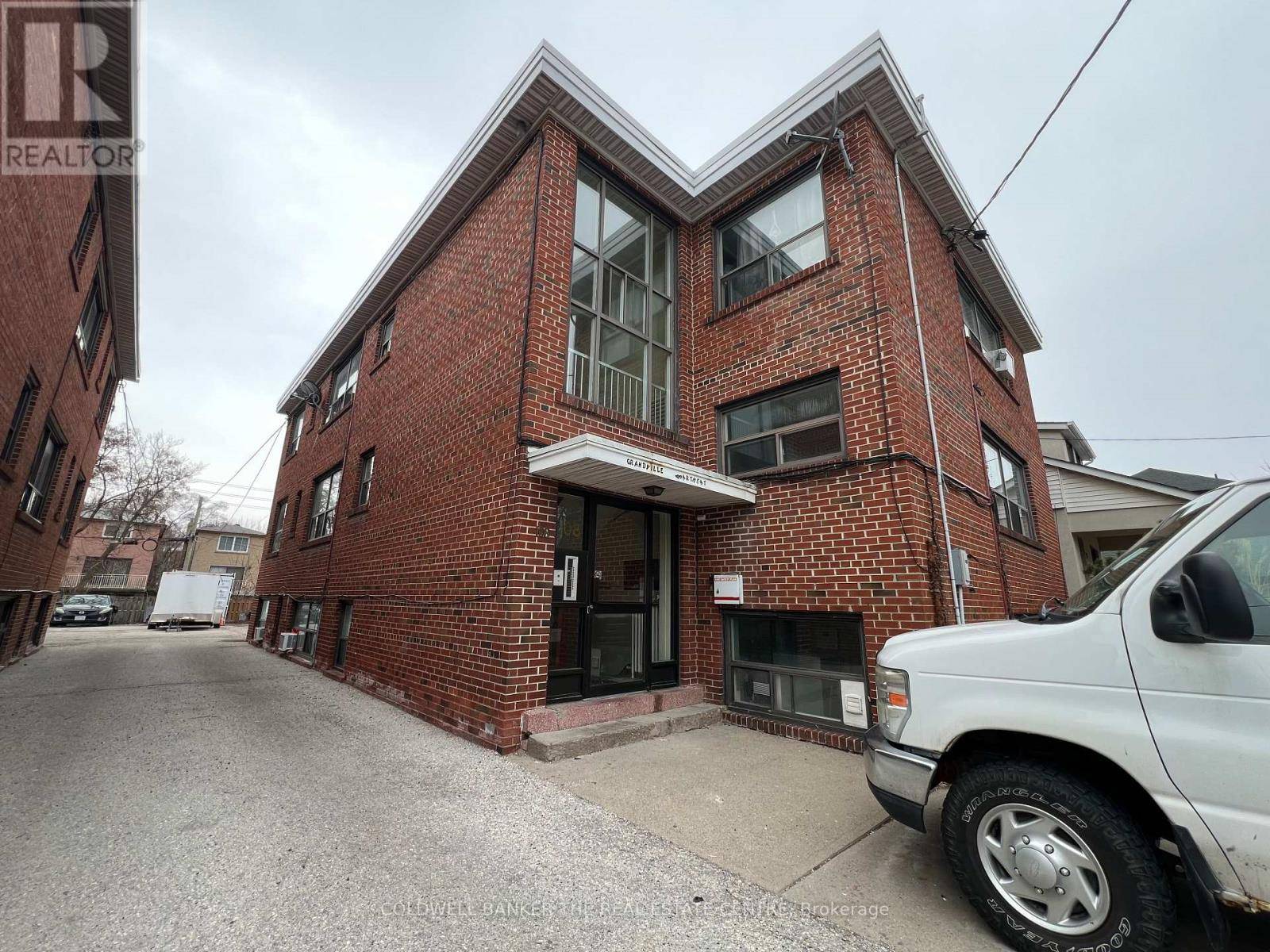 Toronto (rockcliffe-smythe), ON M6N4V2,108 Grandville AVE #4