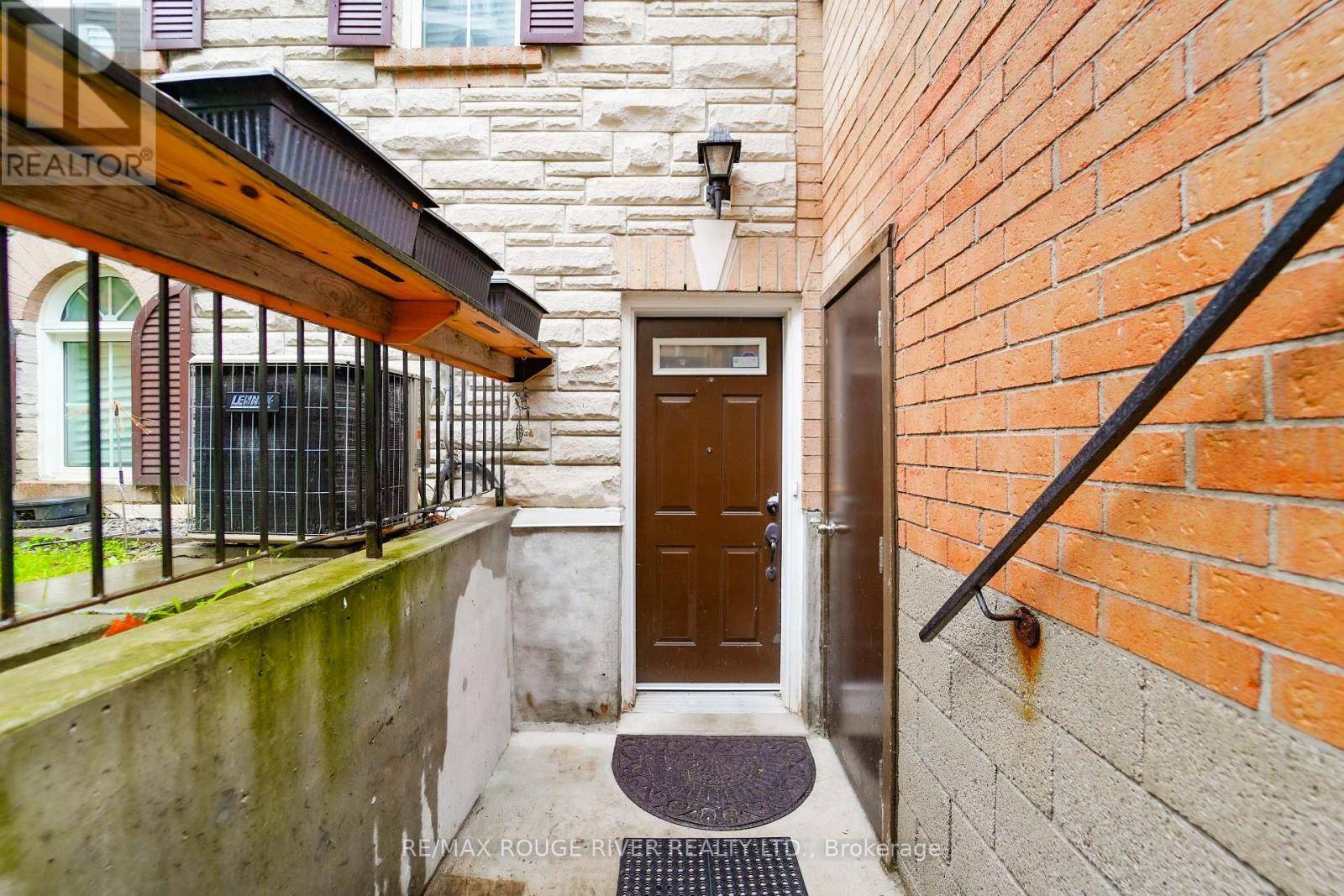 Toronto (weston), ON M6M5J5,70 Sidney Belsey CRES #101