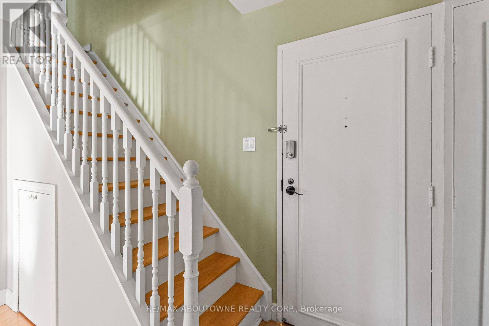 Oakville (fa Falgarwood), ON L6H2S2,1300 Marlborough CT #523