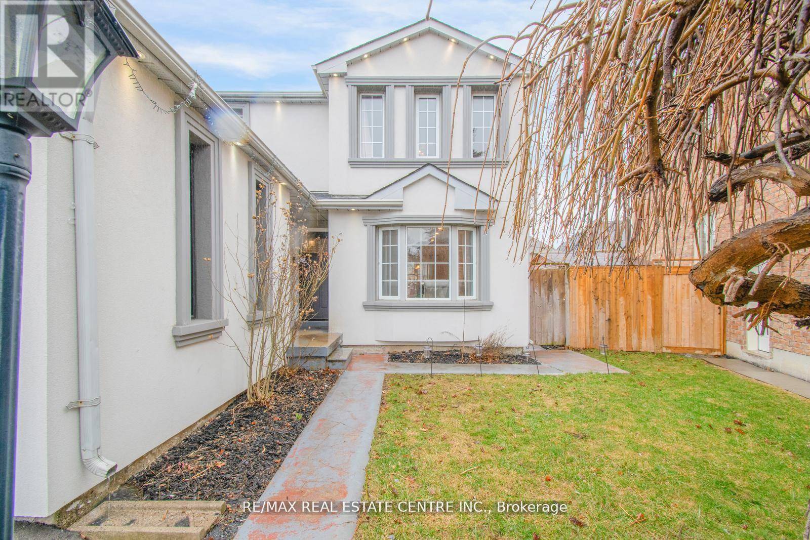 Brampton (fletcher's West), ON L6Y4K7,21 HAWKWAY COURT
