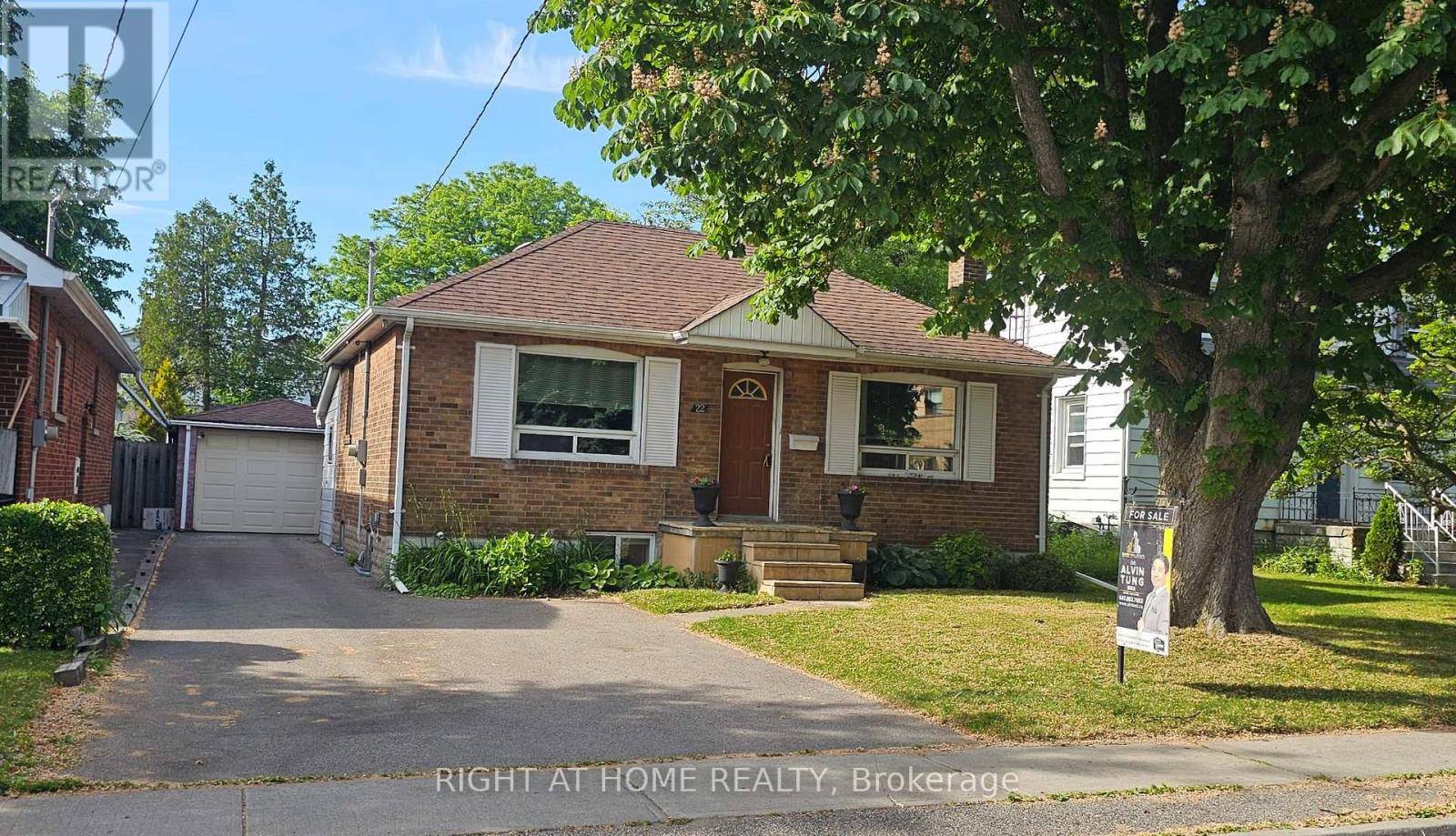 Toronto (long Branch), ON M8W1E9,22 BIRCHLEA AVENUE