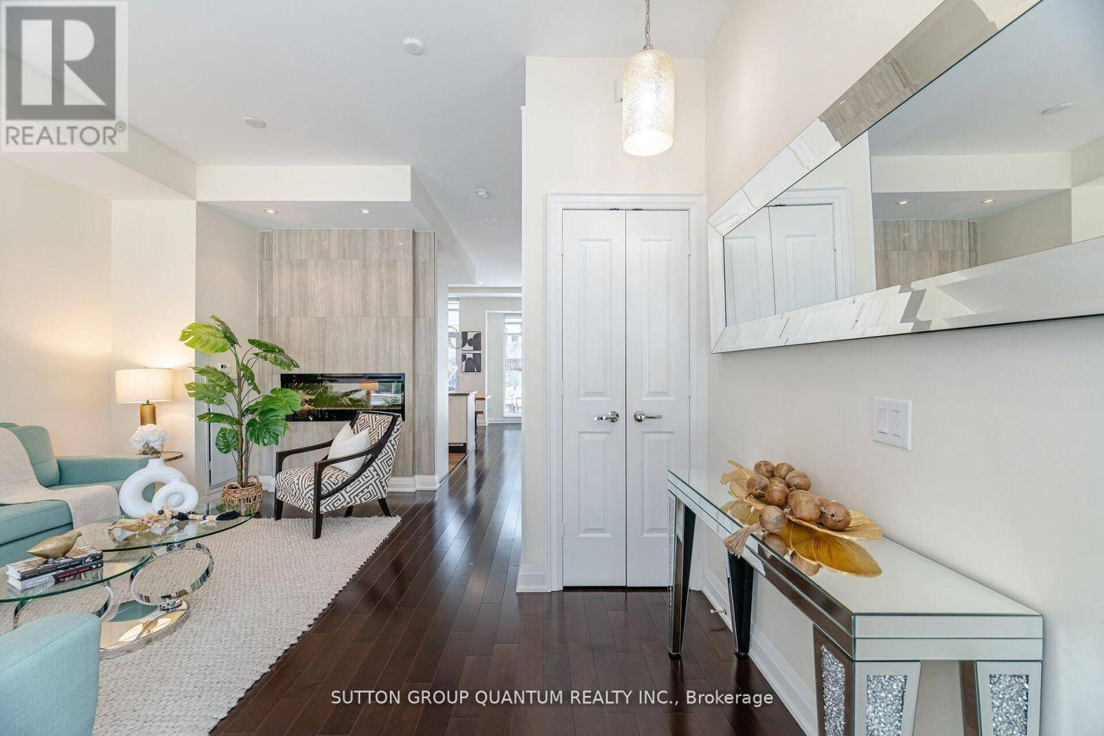 Oakville (br Bronte), ON L6L3E5,56 Jones ST #120