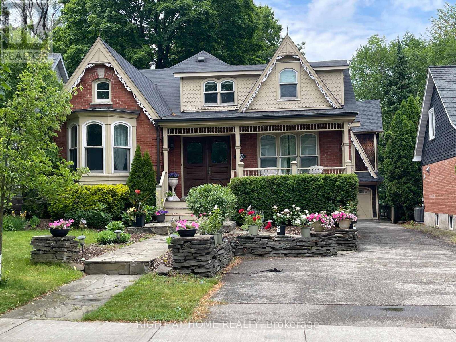 Oakville (oo Old Oakville), ON L6J2J2,435 MAPLE AVENUE