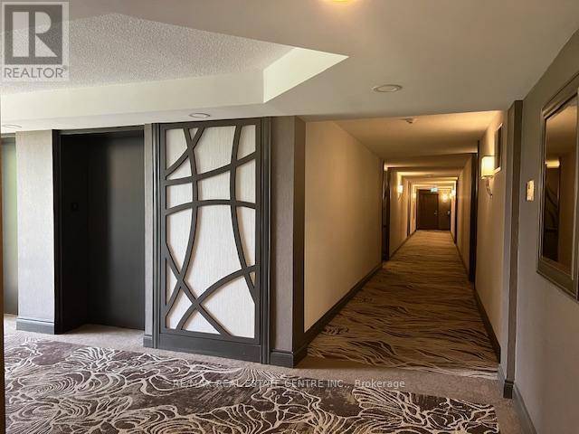 Mississauga (hurontario), ON L5R3K4,45 Kingsbridge Garden CIR #401