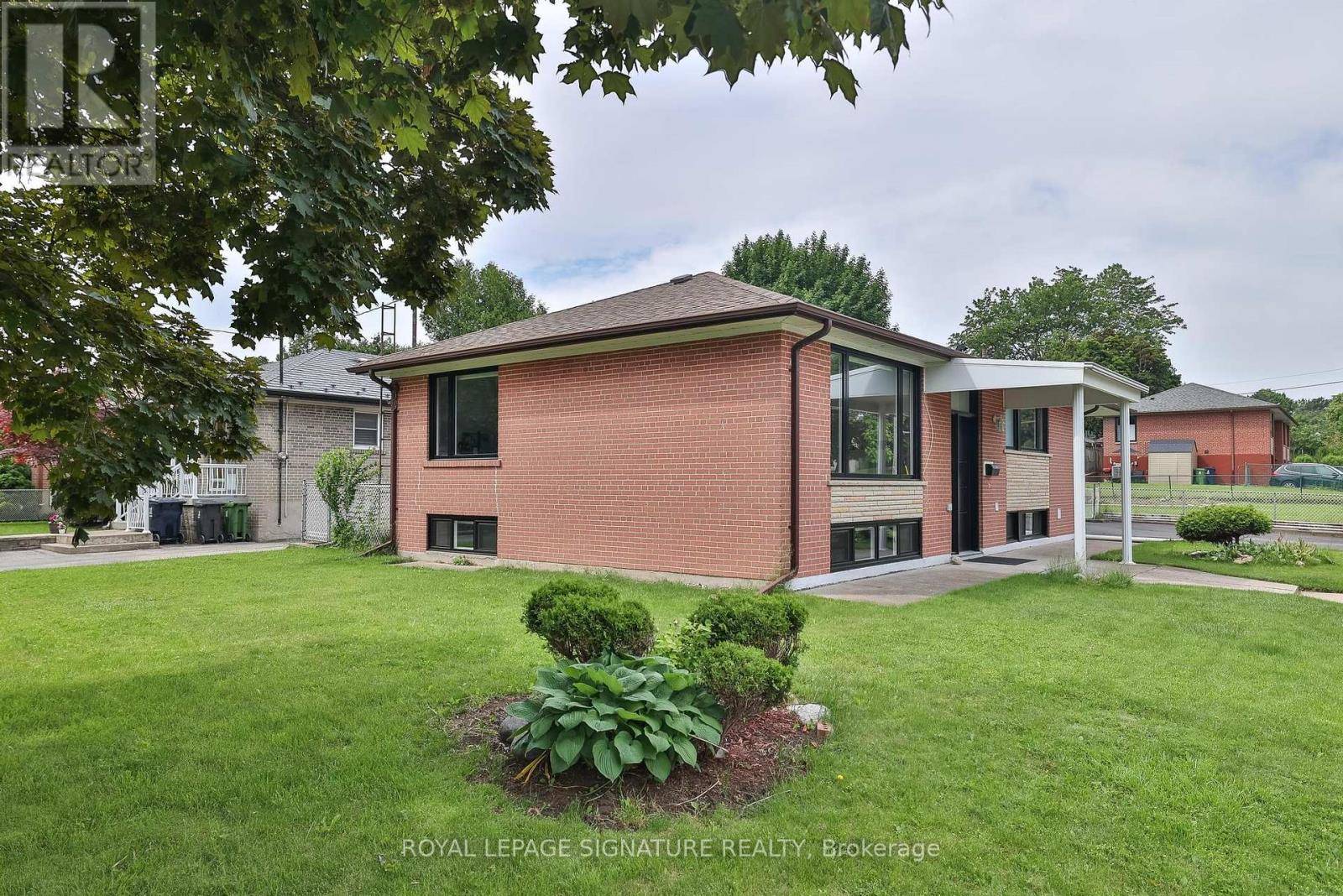Toronto (thistletown-beaumonde Heights), ON M9V1J3,89 THISTLE DOWN BOULEVARD