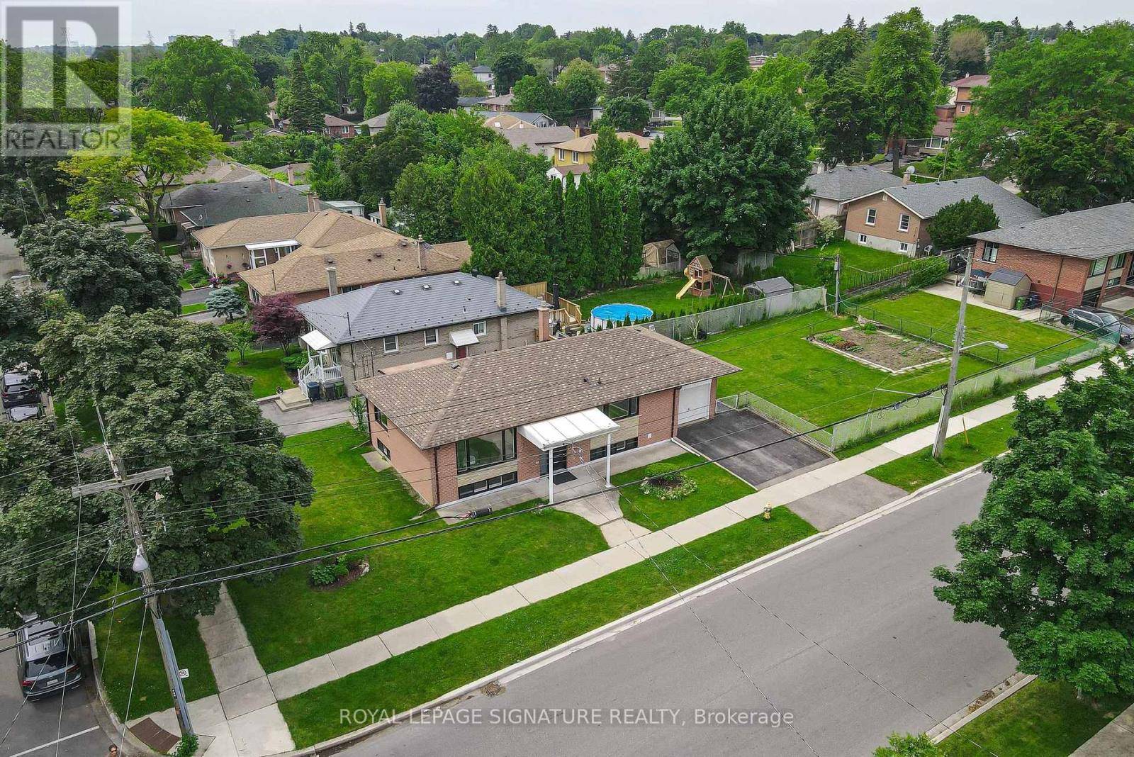Toronto (thistletown-beaumonde Heights), ON M9V1J3,89 THISTLE DOWN BOULEVARD