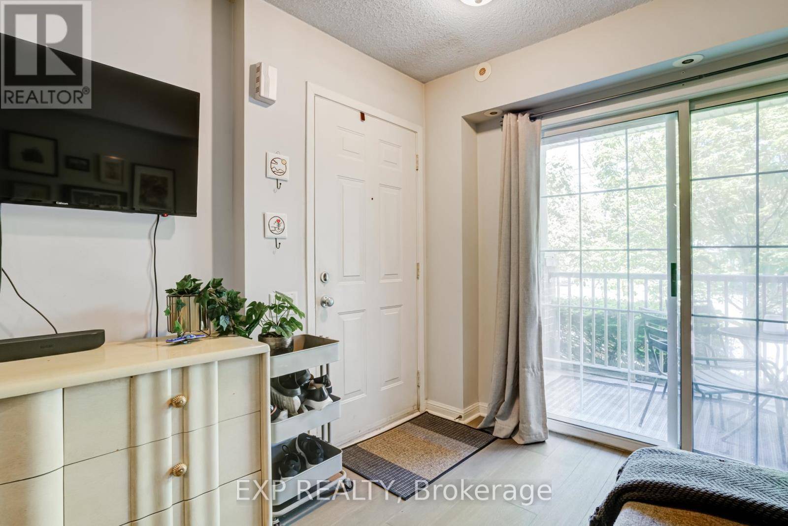 Toronto (high Park-swansea), ON M6S5A7,93 The Queensway #23