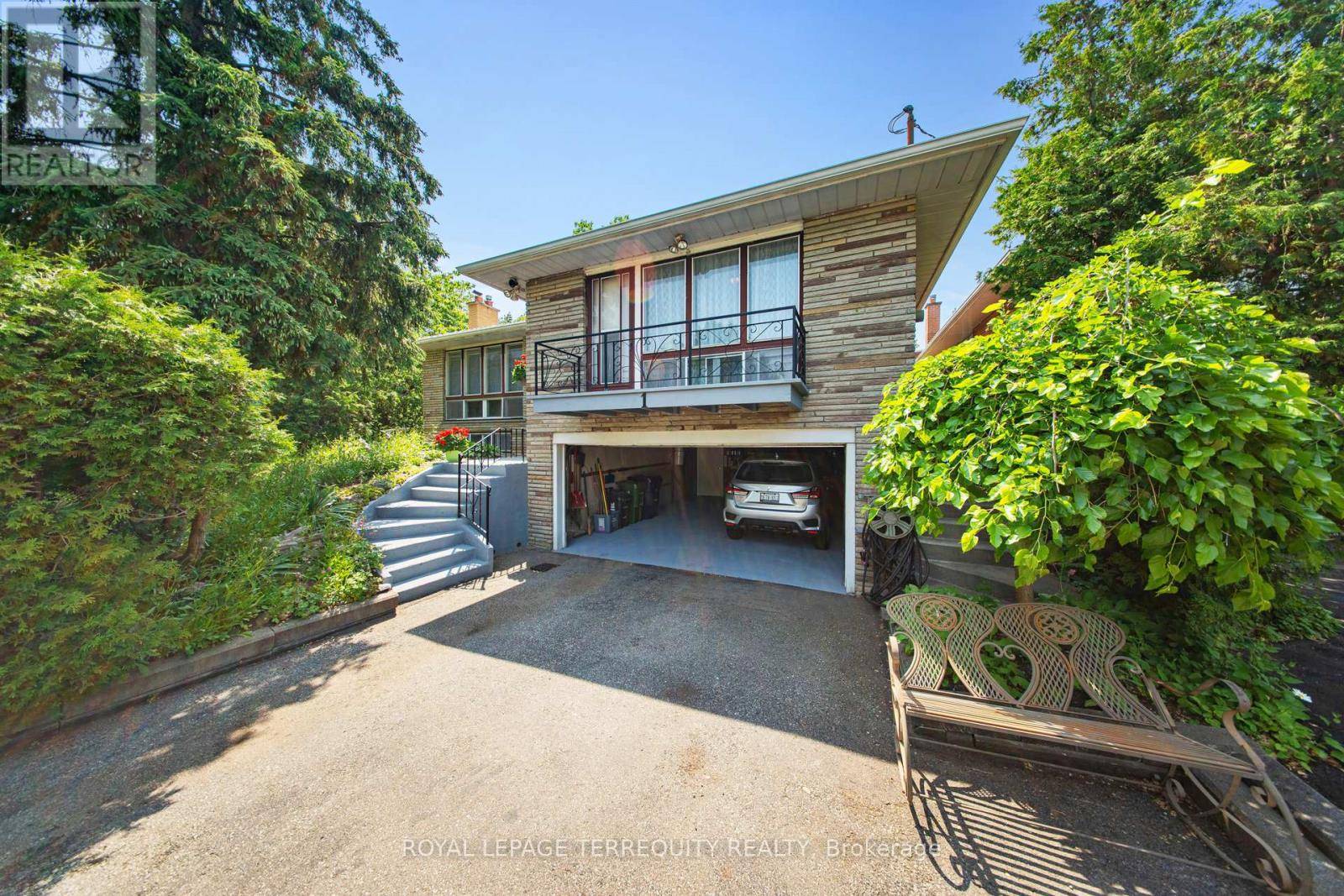 Toronto (stonegate-queensway), ON M8Z2X4,1 LELAND AVENUE