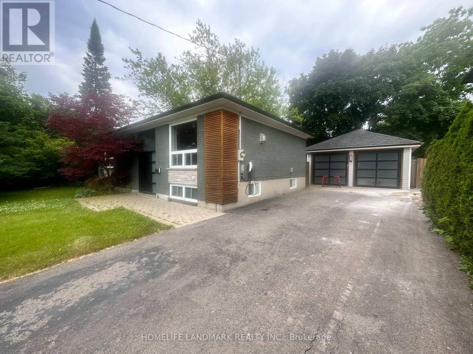 Oakville (wo West), ON L6L4X4,534 WEIR AVENUE