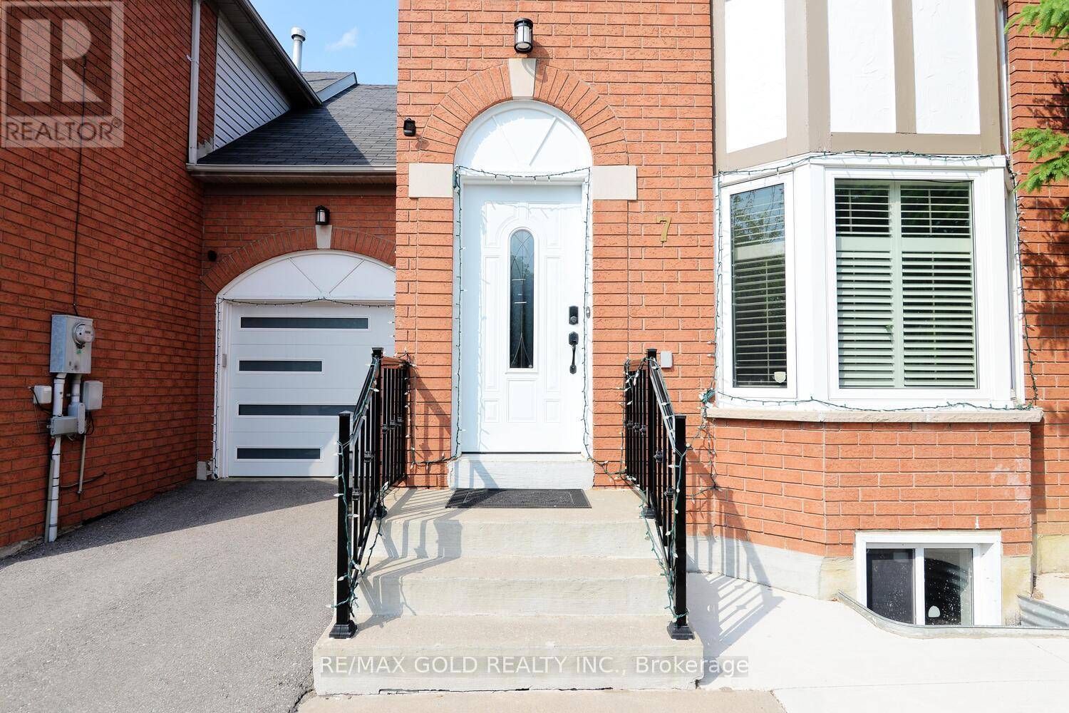 Brampton (sandringham-wellington), ON L6R1K6,7 LOFTY PINES PLACE