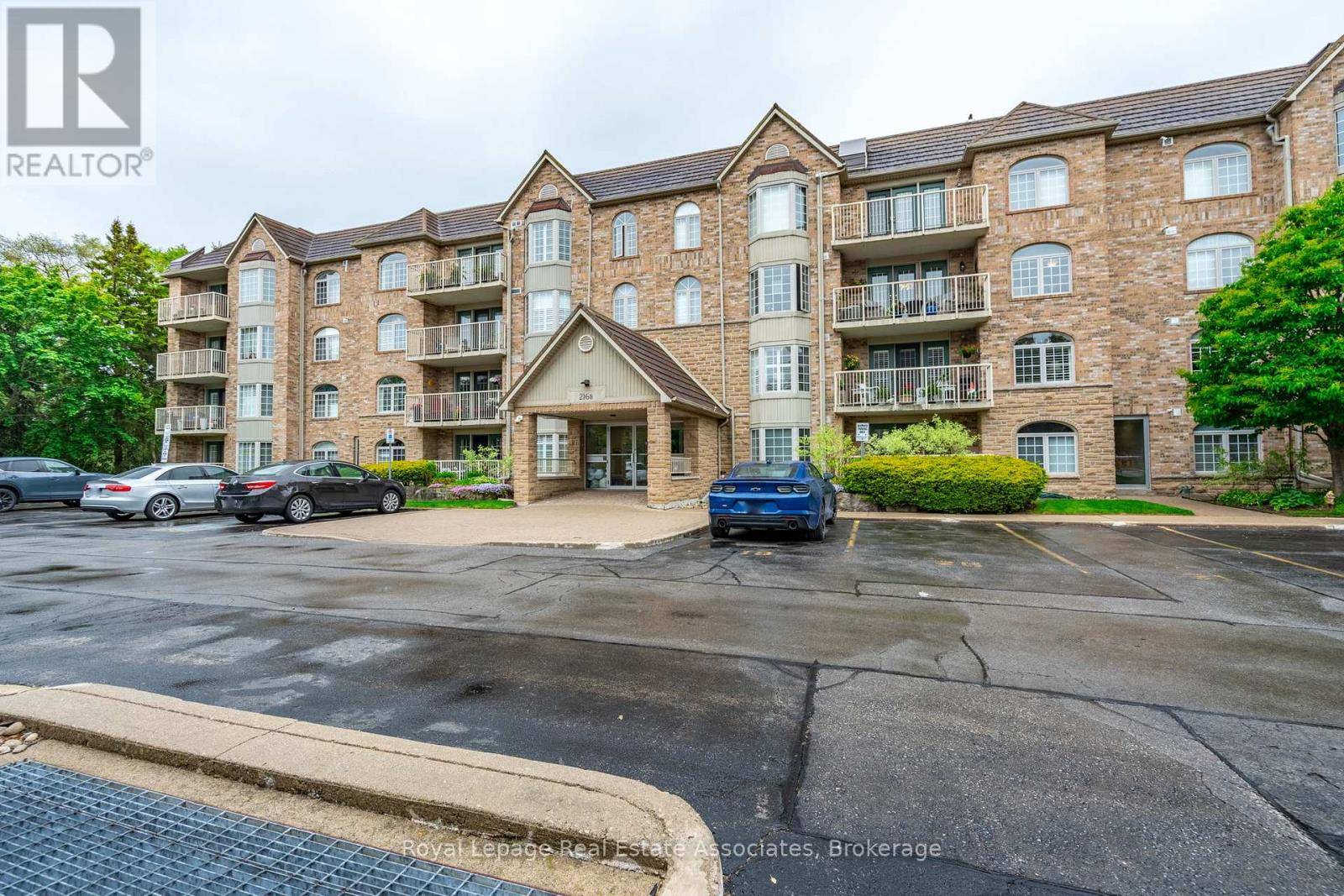 Burlington (bayview), ON L7T4K9,216 Plains RD West #B208