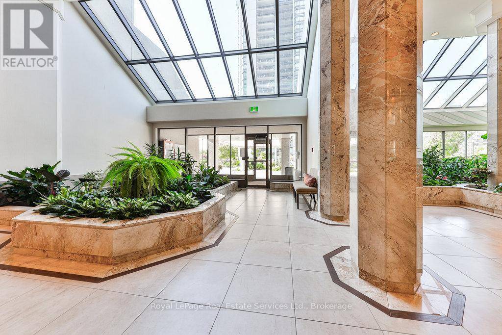 Oakville (br Bronte), ON L6L5V1,2170 Marine DR #PH2