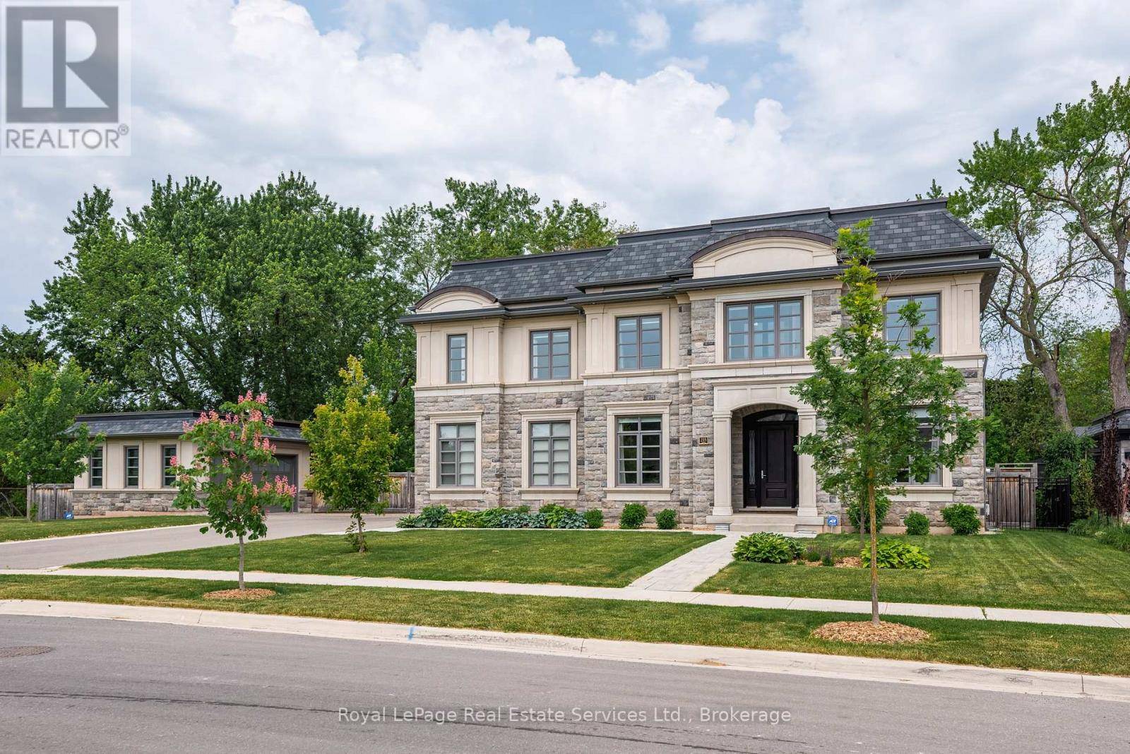 Oakville (sw Southwest), ON L6L0G5,215 PRINCE GEORGE CRESCENT