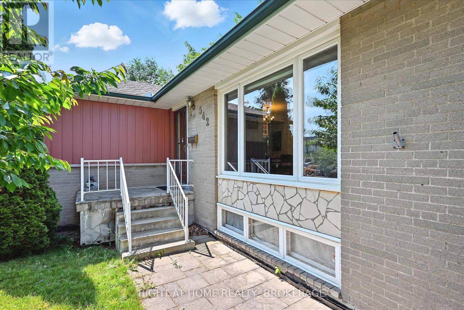 Oakville (wo West), ON L6L4H1,542 TRUDALE COURT