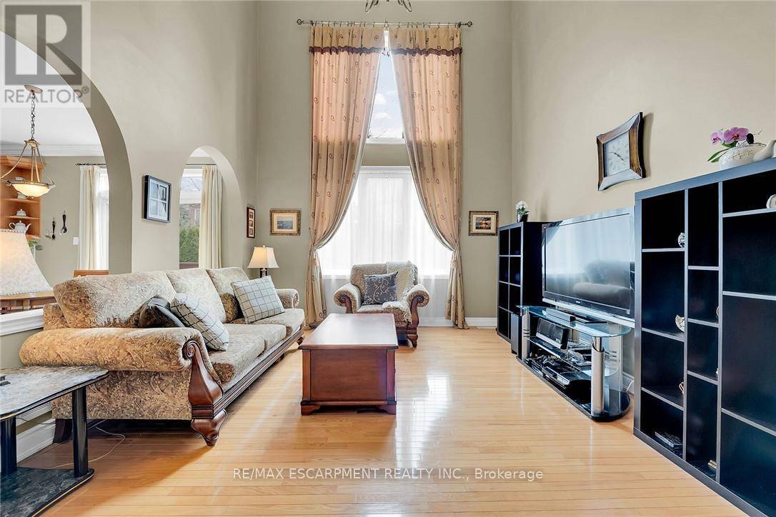 Oakville (br Bronte), ON L6L6V2,3348 RASPBERRY BUSH TRAIL