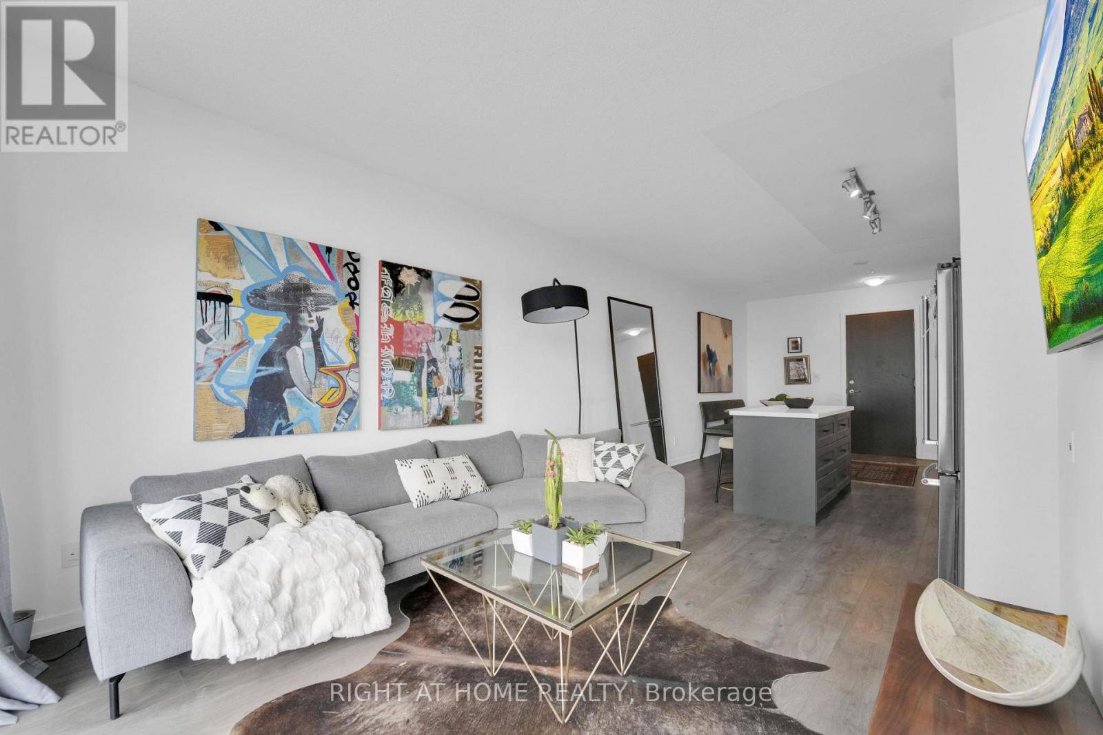 Toronto (high Park-swansea), ON M6S5B5,105 THE QUEENSWAY #1414