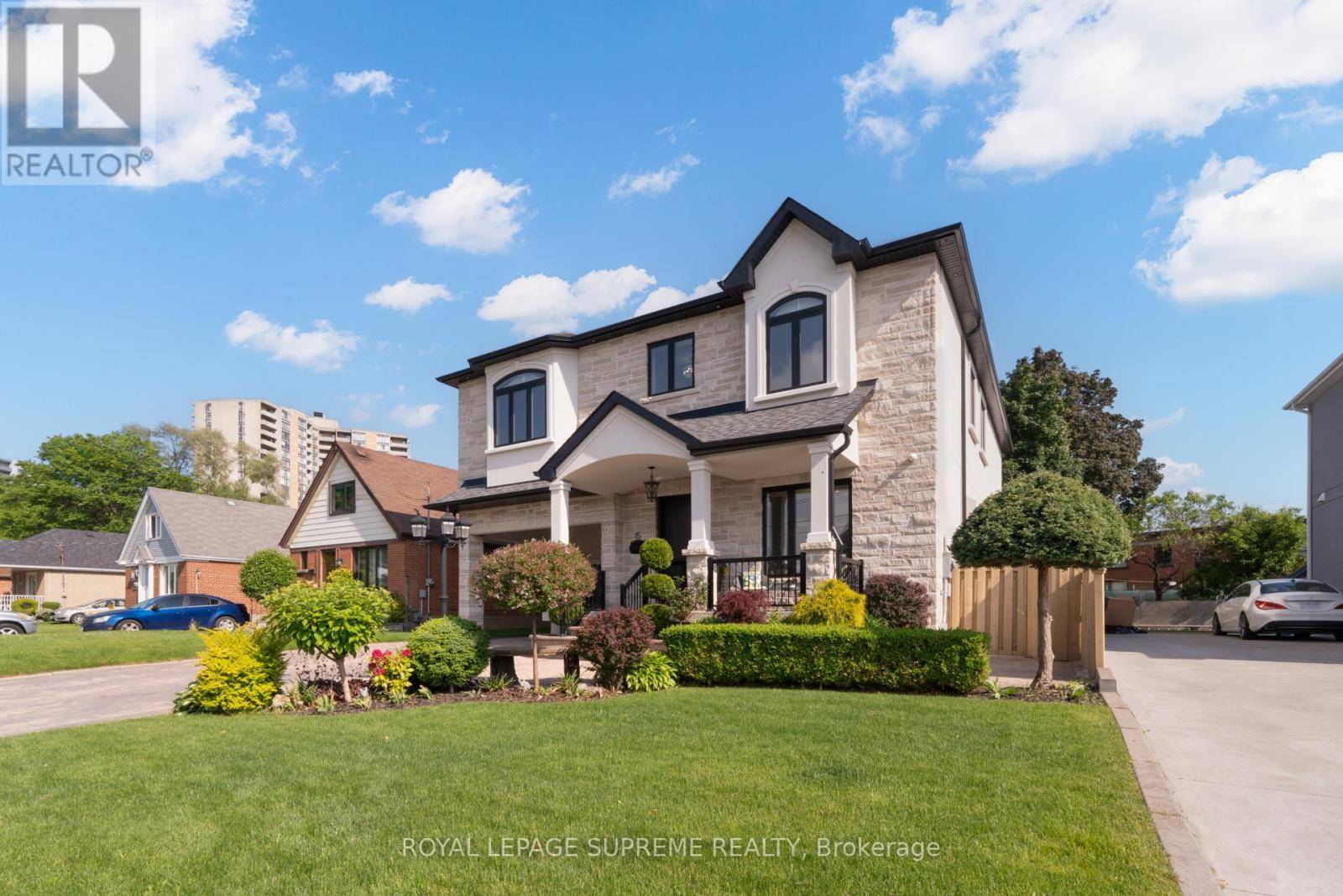Toronto (brookhaven-amesbury), ON M6M2S1,15 PARKCHESTER ROAD