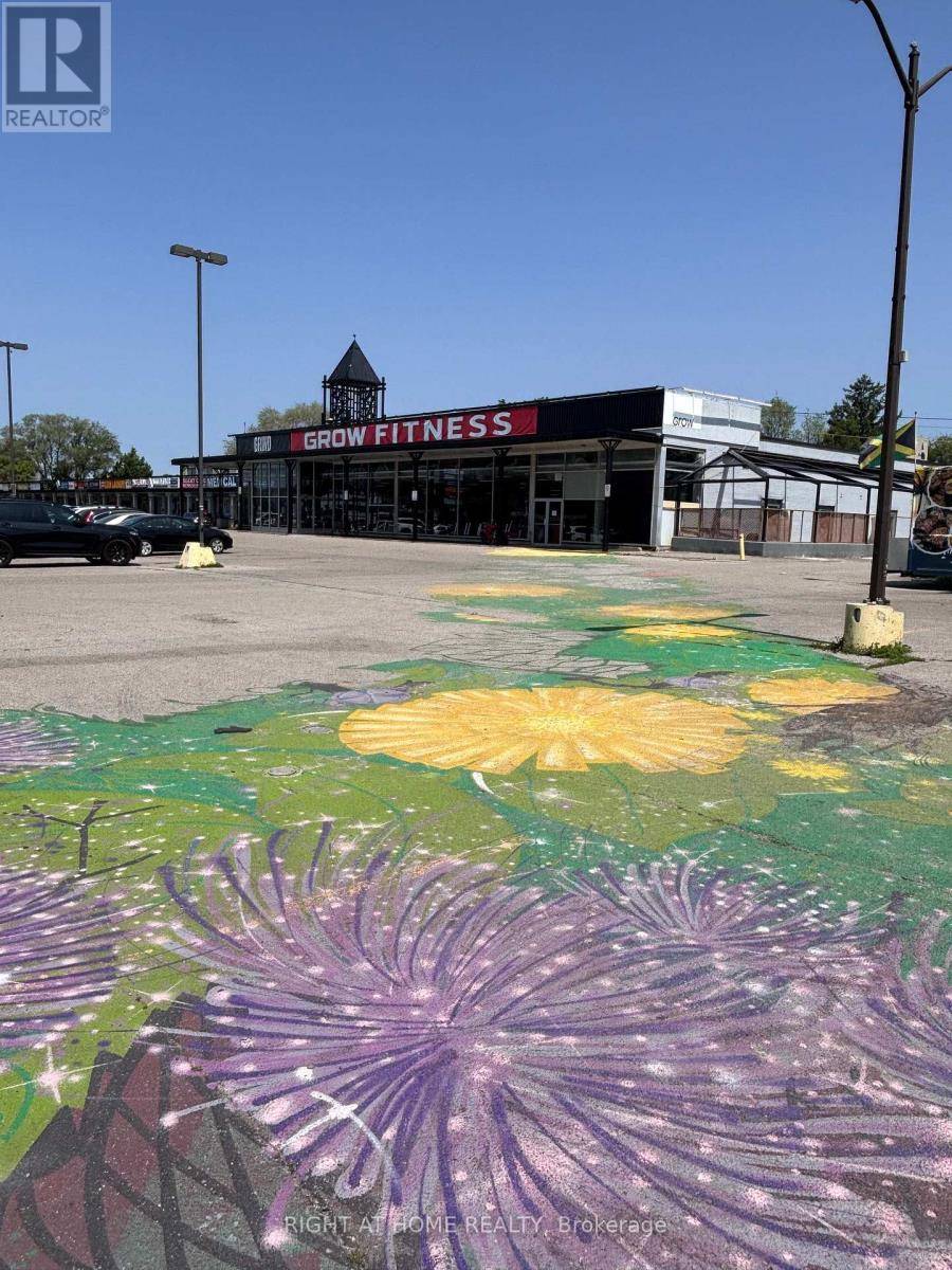 Toronto (thistletown-beaumonde Heights), ON M9V1A7,950 ALBION ROAD E