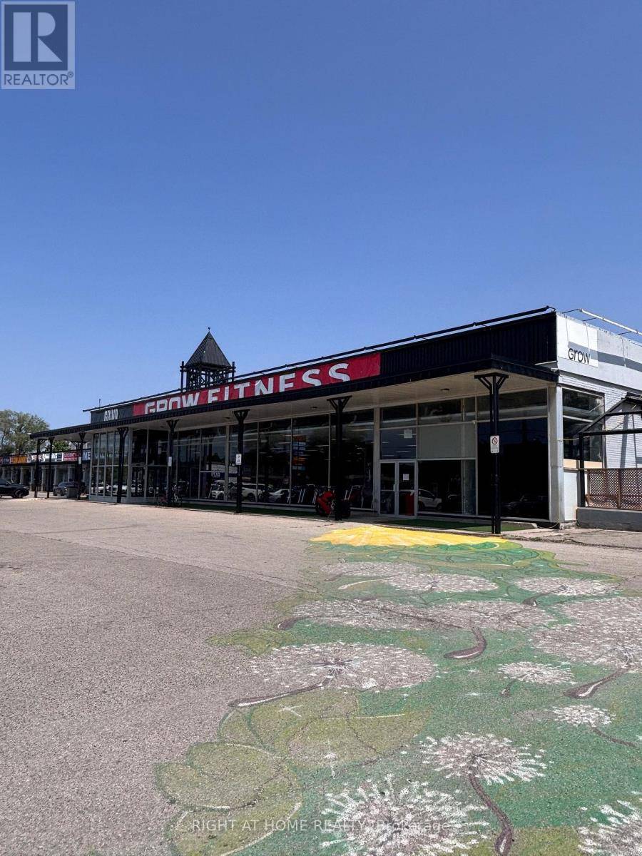 Toronto (thistletown-beaumonde Heights), ON M9V1A7,950 ALBION ROAD E