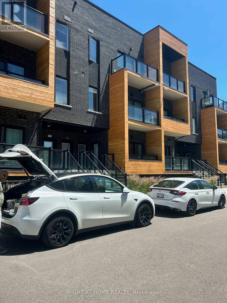 Mississauga (clarkson), ON L5J0B6,1165 Journeyman LN #209
