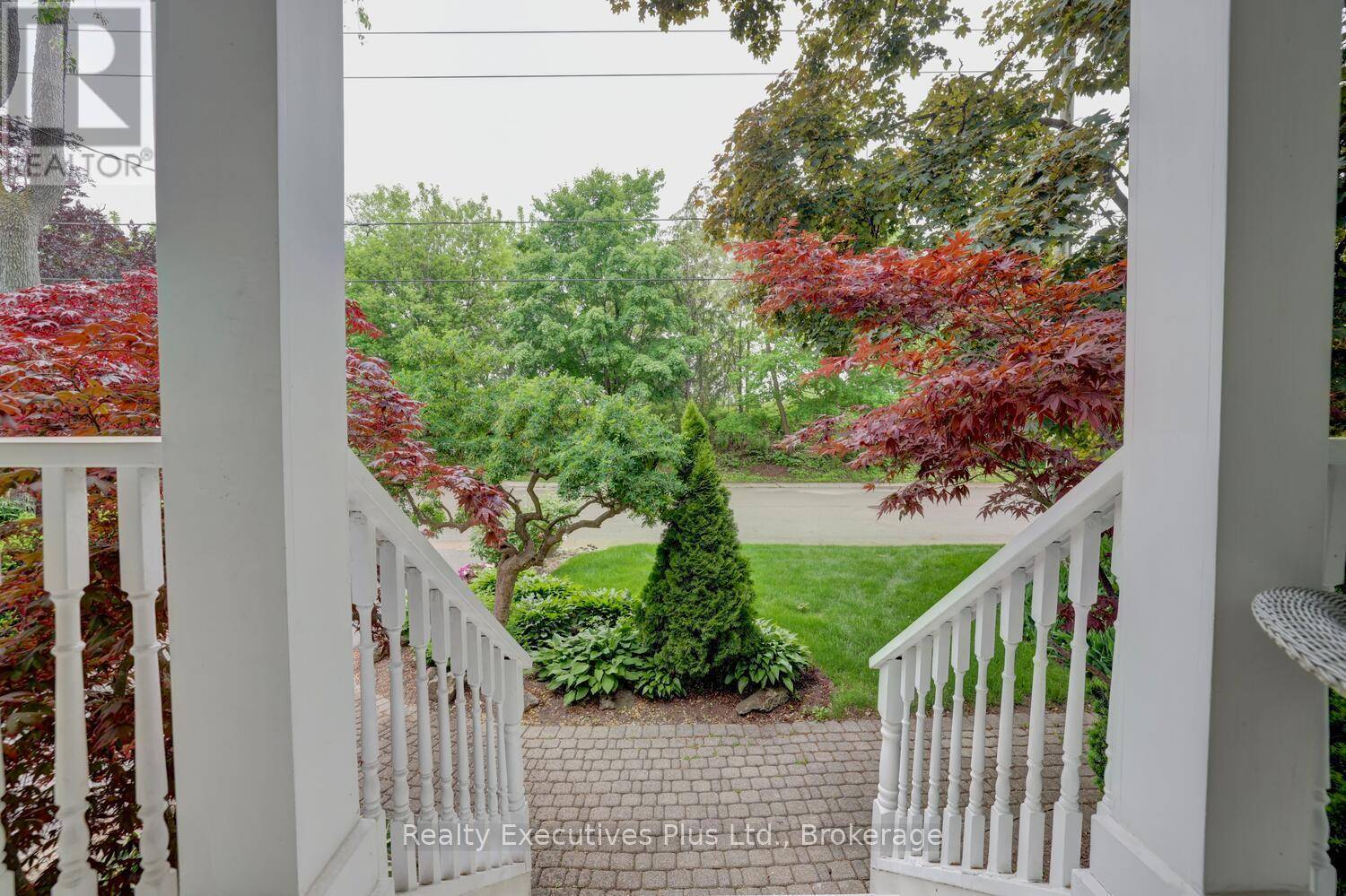 Oakville (oo Old Oakville), ON L6J2J9,322 PINE AVENUE