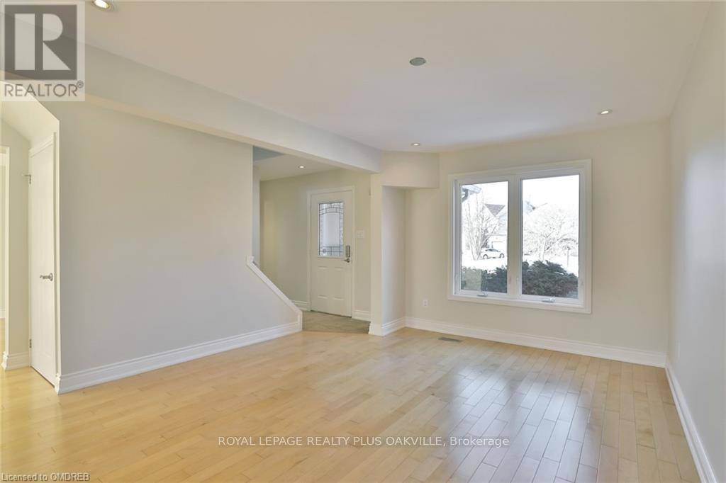 Oakville (ro River Oaks), ON L6H5K5,210 ROSS LANE