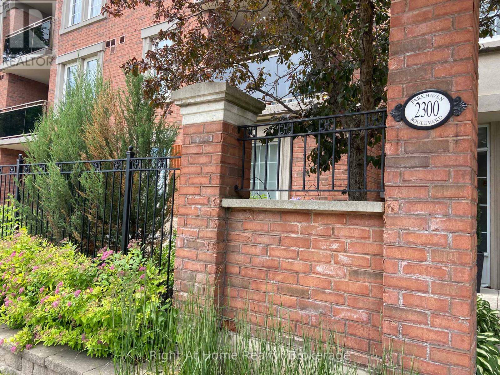 Oakville (ro River Oaks), ON L6H6V9,2300 Parkhaven BLVD #208