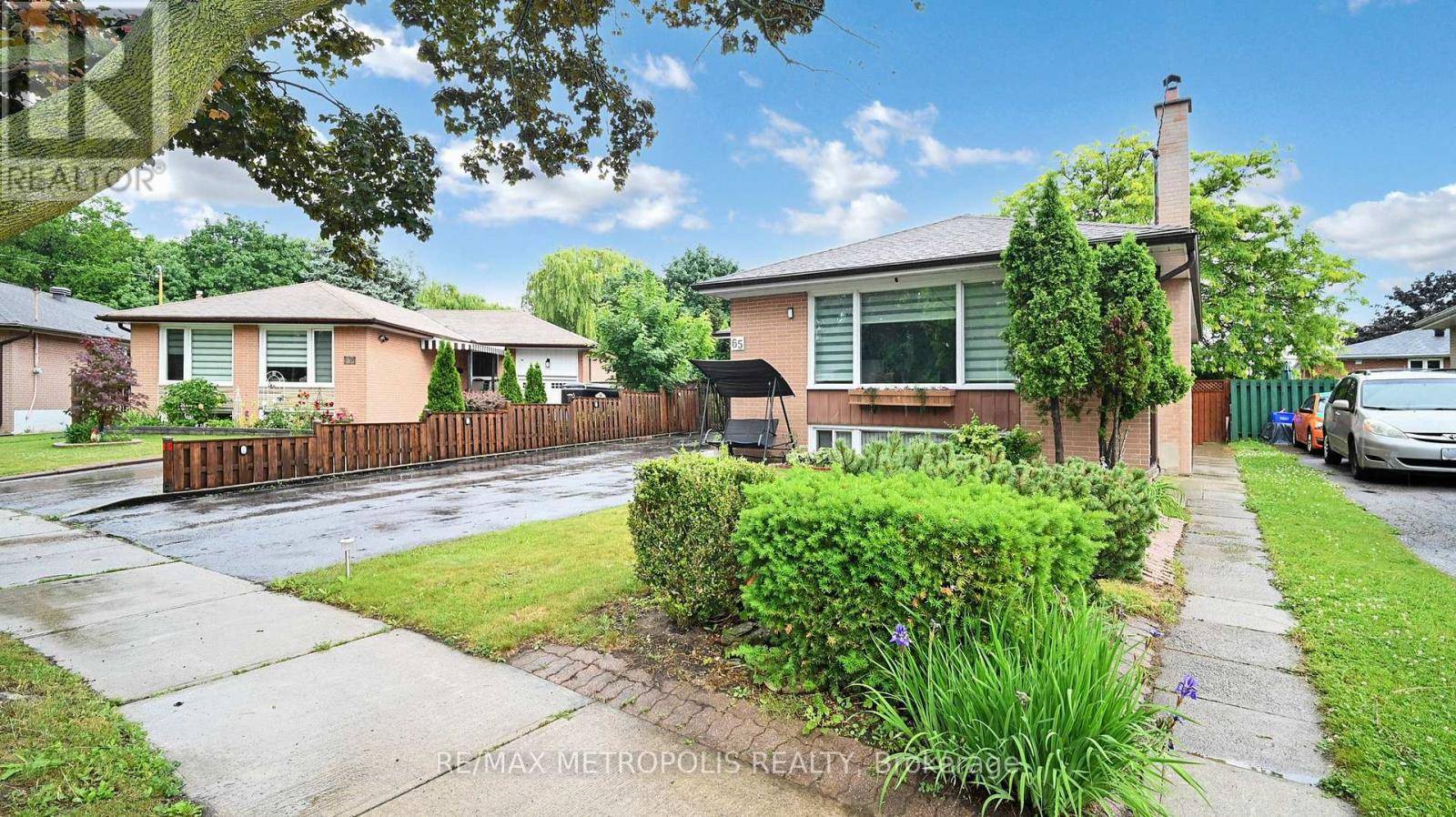 Toronto (thistletown-beaumonde Heights), ON M9V2N1,65 ALHART DRIVE