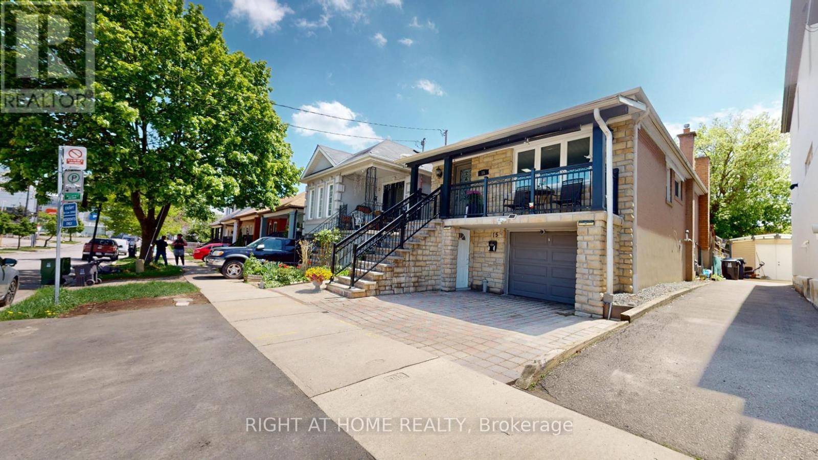 Toronto (humberlea-pelmo Park), ON M9N1S7,15 MAPLE BUSH AVENUE