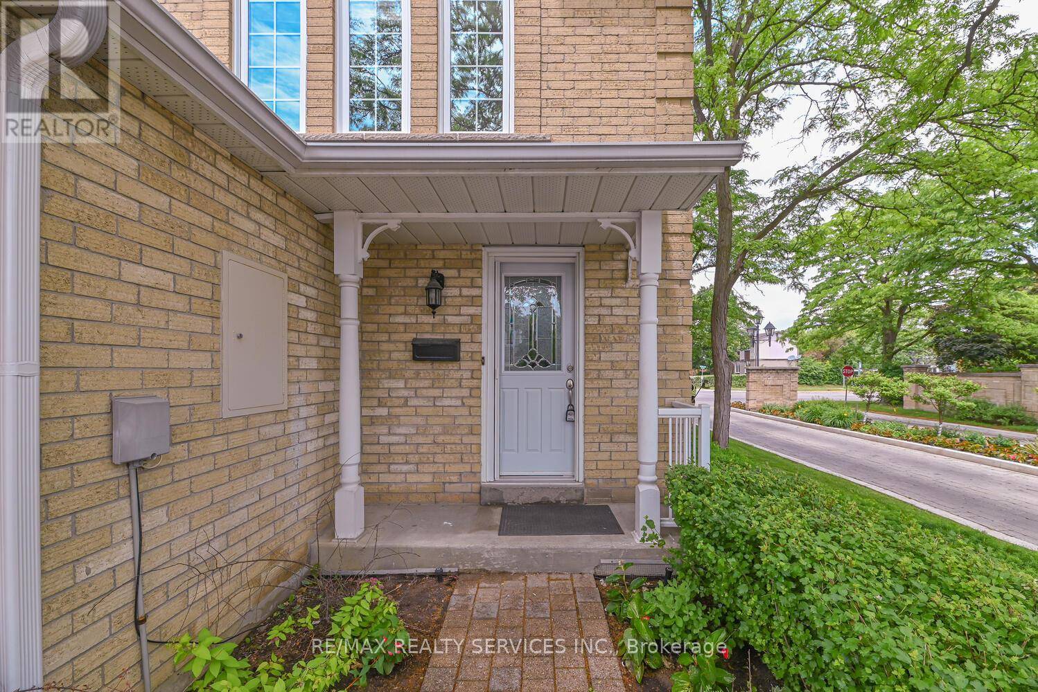 Brampton (central Park), ON L6S5R1,110 Heathcliffe SQ #6