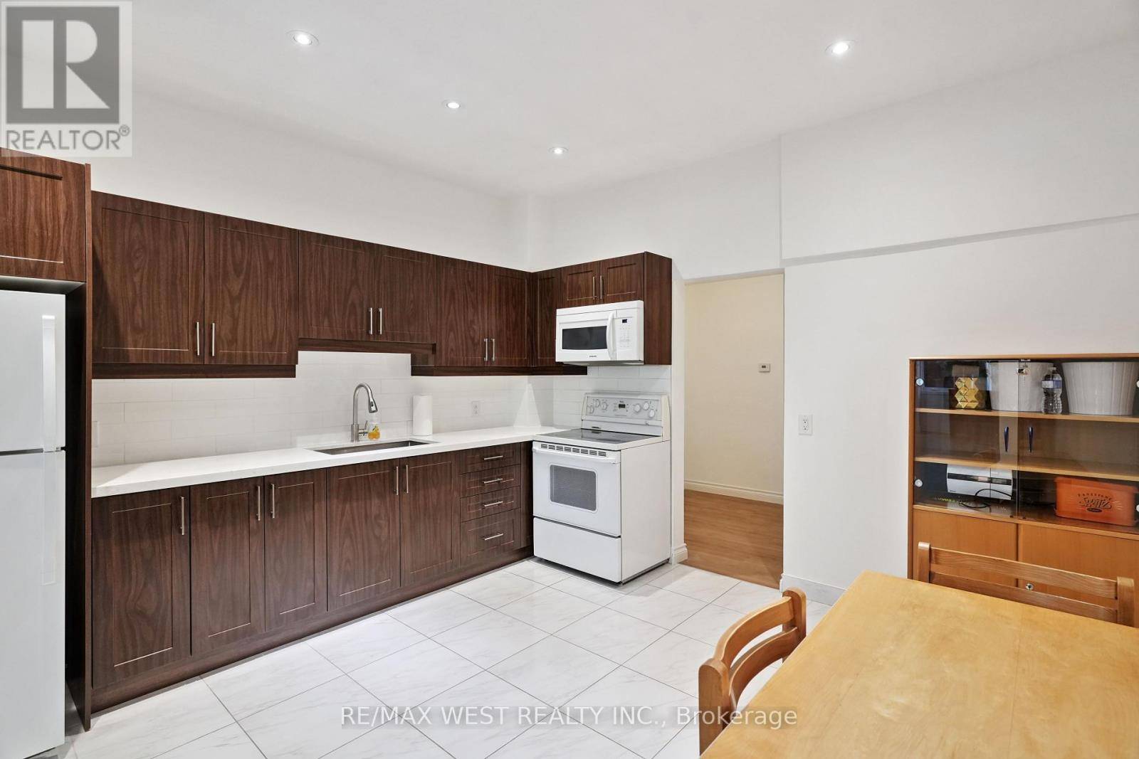 Toronto (roncesvalles), ON M6K2V9,130 LANSDOWNE AVENUE