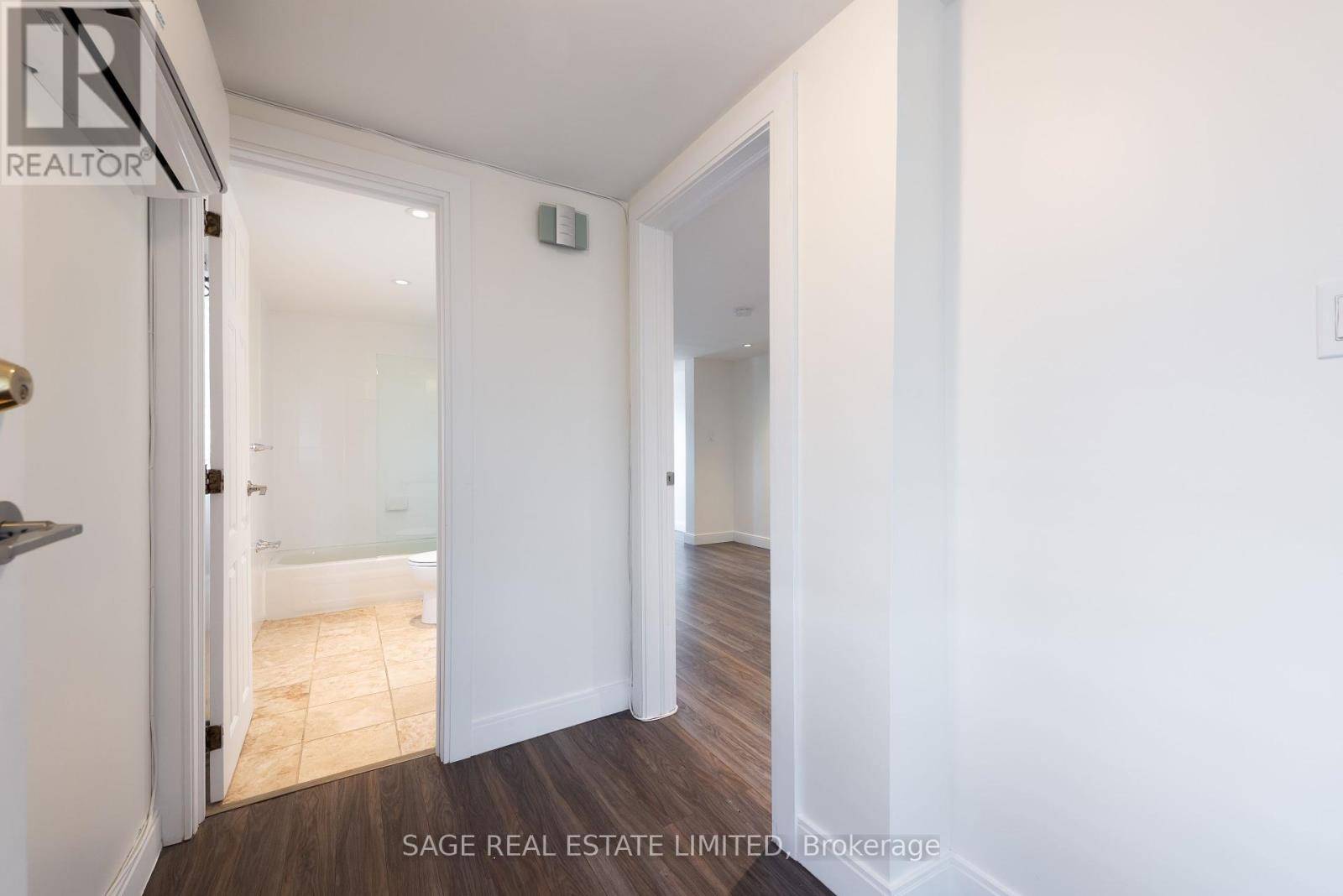 Toronto (keelesdale-eglinton West), ON M6M1P7,97 Holwood AVE #UPPER