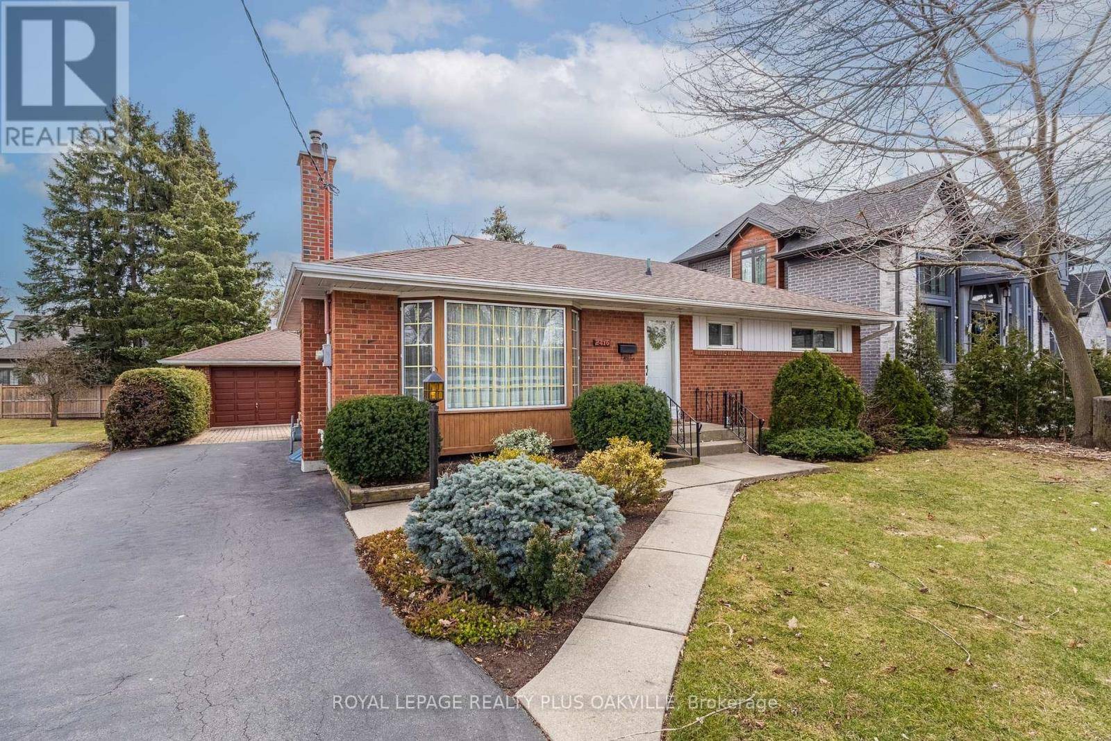 Oakville (br Bronte), ON L6L2B2,2416 REBECCA STREET