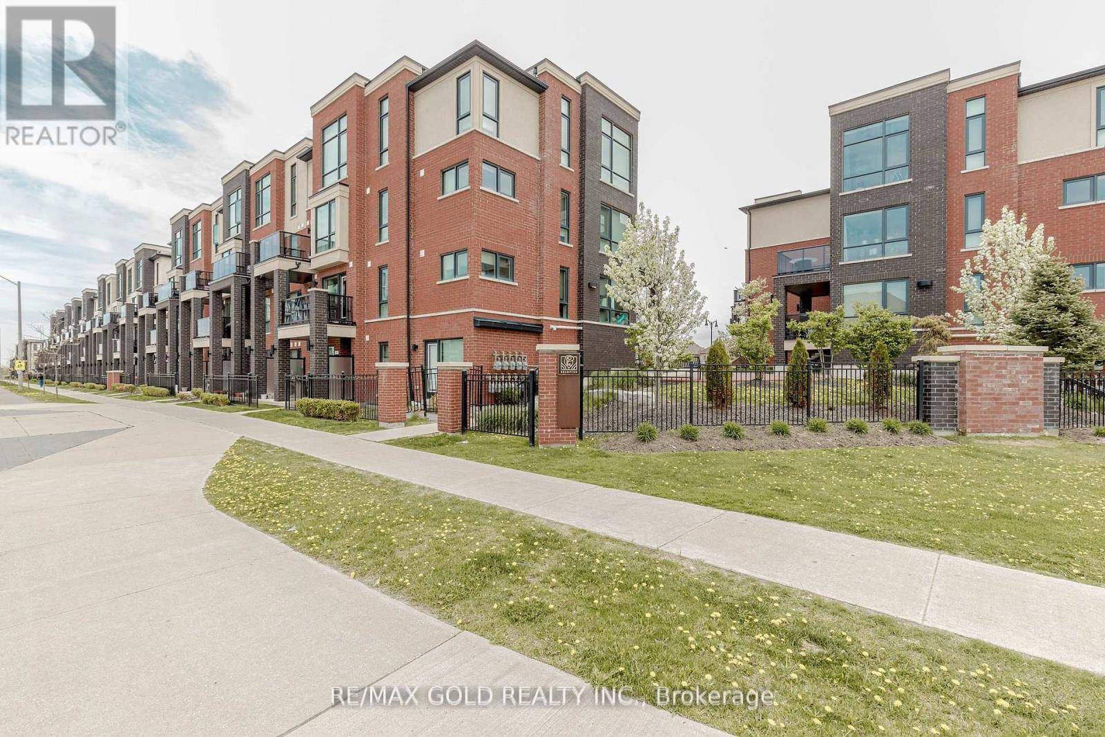 Brampton (northwest Brampton), ON L7A4S3,100 Dufay RD #29